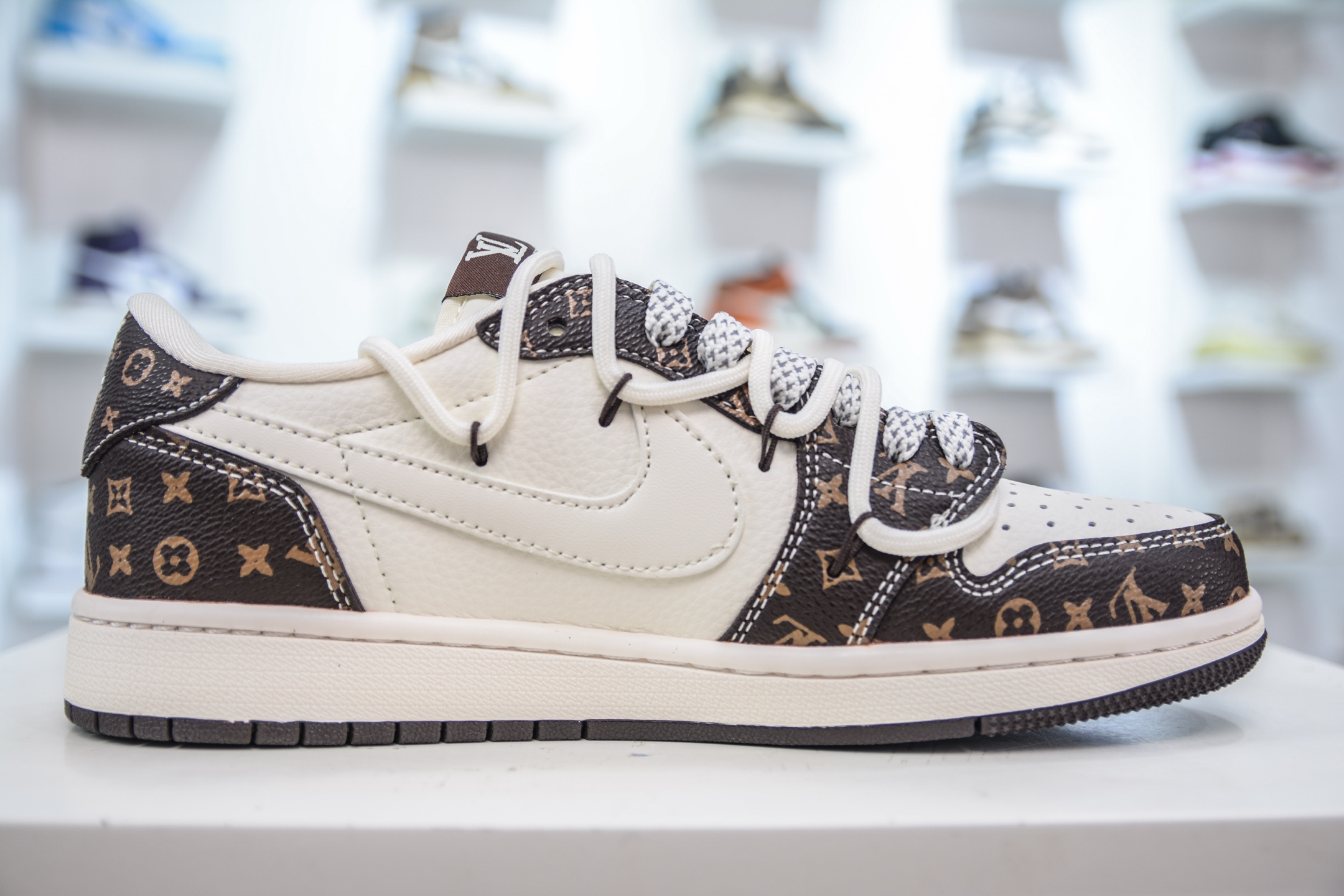 Travis Scott x Nike Air Jordan 1 Low X Louis Vuitton LV联名-米棕绑带 DM6868-101-莆田鞋,莆田鞋货源,高仿鞋,高仿鞋货源,安福档口,莆田高仿鞋,莆田鞋批发,高仿鞋批发,莆田高仿运动鞋,高仿运动鞋,莆田运动鞋 Travis Scott x Nike Air Jordan 1 Low X Louis Vuitton LV联名-米棕绑带 DM6868-101