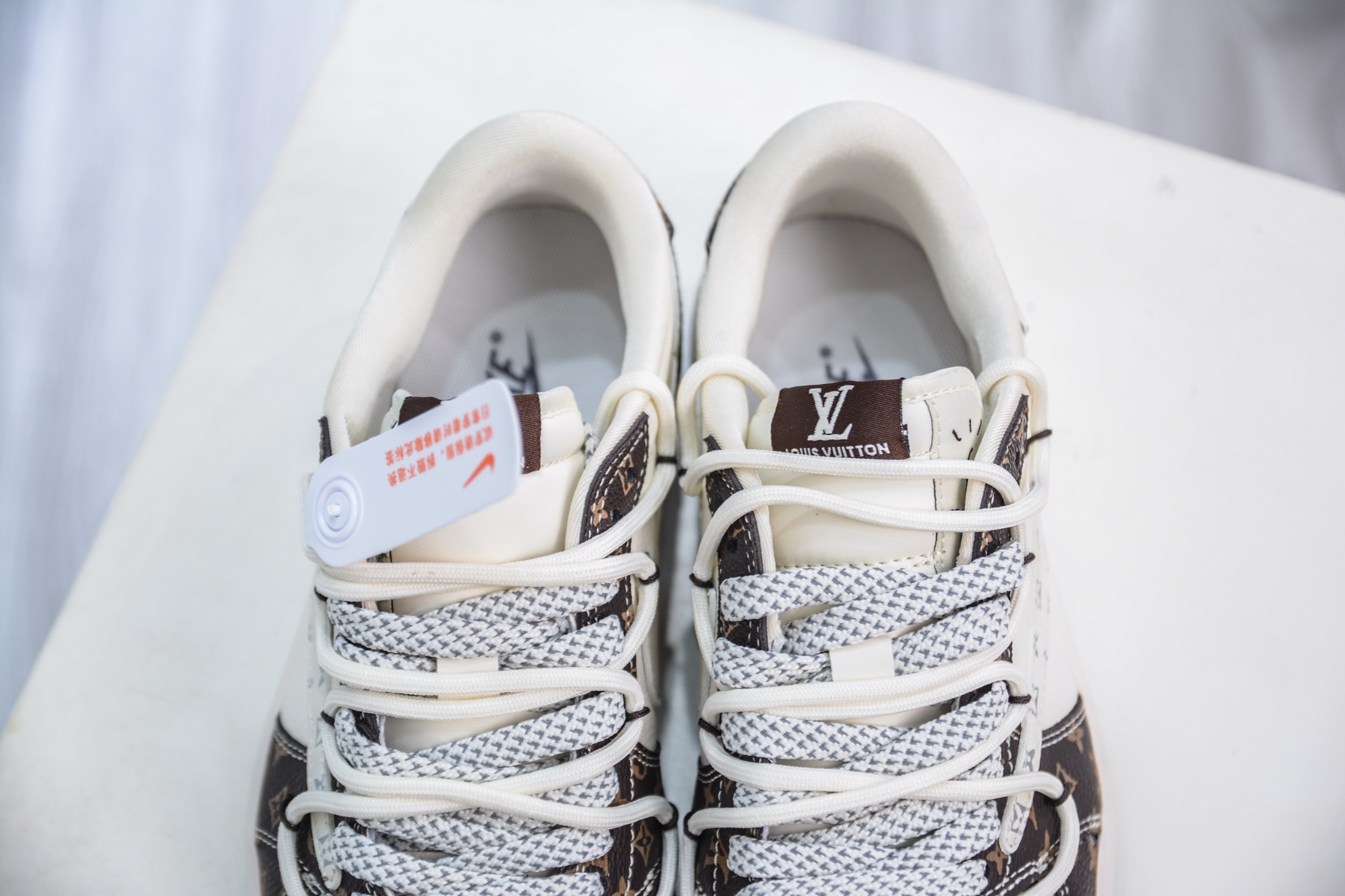 Travis Scott x Nike Air Jordan 1 Low X Louis Vuitton LV联名-米棕绑带 DM6868-101-莆田鞋,莆田鞋货源,高仿鞋,高仿鞋货源,安福档口,莆田高仿鞋,莆田鞋批发,高仿鞋批发,莆田高仿运动鞋,高仿运动鞋,莆田运动鞋 Travis Scott x Nike Air Jordan 1 Low X Louis Vuitton LV联名-米棕绑带 DM6868-101