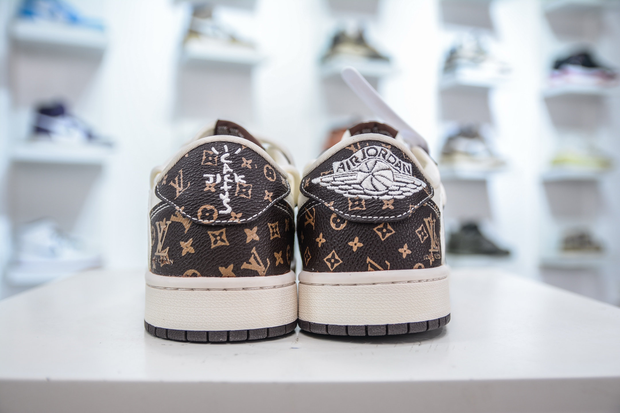 Travis Scott x Nike Air Jordan 1 Low X Louis Vuitton LV联名-米棕绑带 DM6868-101-莆田鞋,莆田鞋货源,高仿鞋,高仿鞋货源,安福档口,莆田高仿鞋,莆田鞋批发,高仿鞋批发,莆田高仿运动鞋,高仿运动鞋,莆田运动鞋 Travis Scott x Nike Air Jordan 1 Low X Louis Vuitton LV联名-米棕绑带 DM6868-101