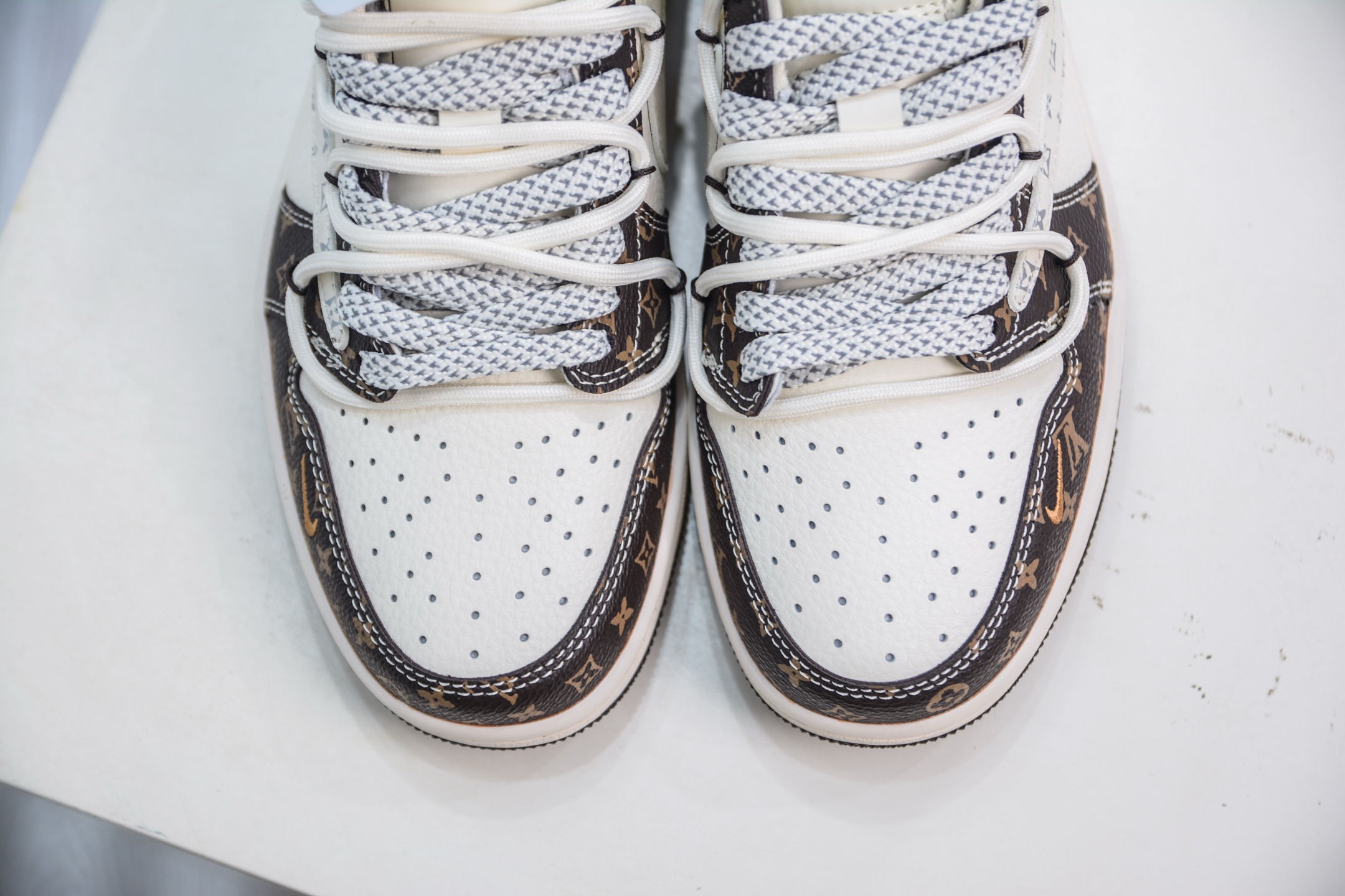 Travis Scott x Nike Air Jordan 1 Low X Louis Vuitton LV联名-米棕绑带 DM6868-101-莆田鞋,莆田鞋货源,高仿鞋,高仿鞋货源,安福档口,莆田高仿鞋,莆田鞋批发,高仿鞋批发,莆田高仿运动鞋,高仿运动鞋,莆田运动鞋 Travis Scott x Nike Air Jordan 1 Low X Louis Vuitton LV联名-米棕绑带 DM6868-101