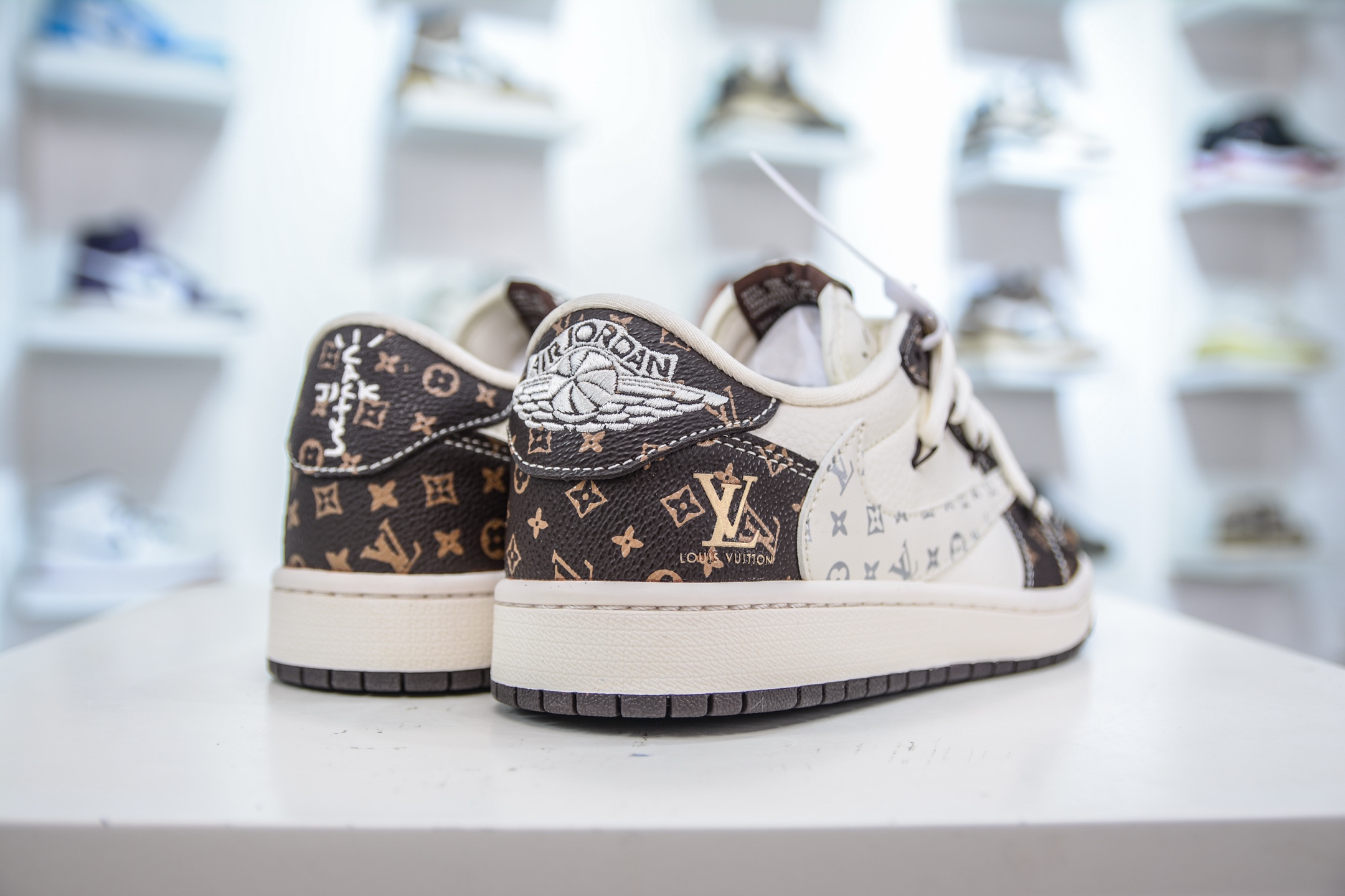 Travis Scott x Nike Air Jordan 1 Low X Louis Vuitton LV联名-米棕绑带 DM6868-101-莆田鞋,莆田鞋货源,高仿鞋,高仿鞋货源,安福档口,莆田高仿鞋,莆田鞋批发,高仿鞋批发,莆田高仿运动鞋,高仿运动鞋,莆田运动鞋 Travis Scott x Nike Air Jordan 1 Low X Louis Vuitton LV联名-米棕绑带 DM6868-101