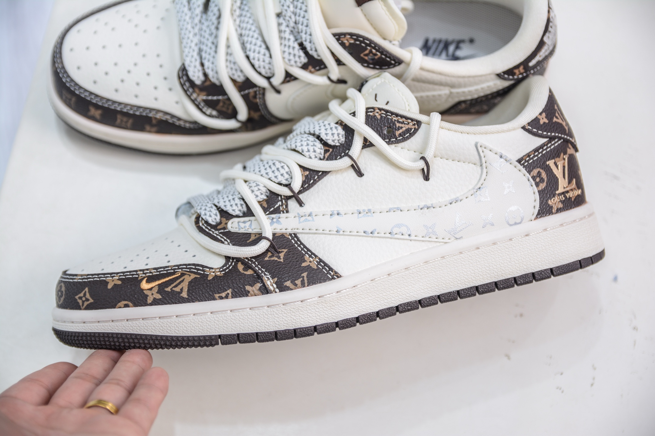 Travis Scott x Nike Air Jordan 1 Low X Louis Vuitton LV联名-米棕绑带 DM6868-101-莆田鞋,莆田鞋货源,高仿鞋,高仿鞋货源,安福档口,莆田高仿鞋,莆田鞋批发,高仿鞋批发,莆田高仿运动鞋,高仿运动鞋,莆田运动鞋 Travis Scott x Nike Air Jordan 1 Low X Louis Vuitton LV联名-米棕绑带 DM6868-101