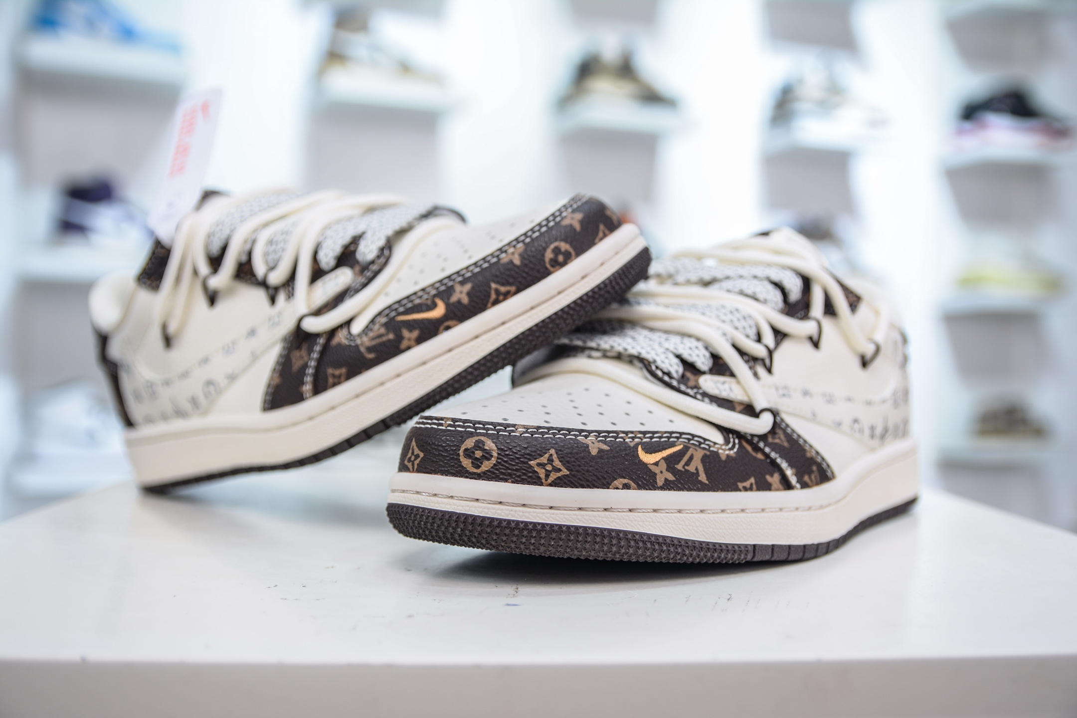 Travis Scott x Nike Air Jordan 1 Low X Louis Vuitton LV联名-米棕绑带 DM6868-101-莆田鞋,莆田鞋货源,高仿鞋,高仿鞋货源,安福档口,莆田高仿鞋,莆田鞋批发,高仿鞋批发,莆田高仿运动鞋,高仿运动鞋,莆田运动鞋 Travis Scott x Nike Air Jordan 1 Low X Louis Vuitton LV联名-米棕绑带 DM6868-101