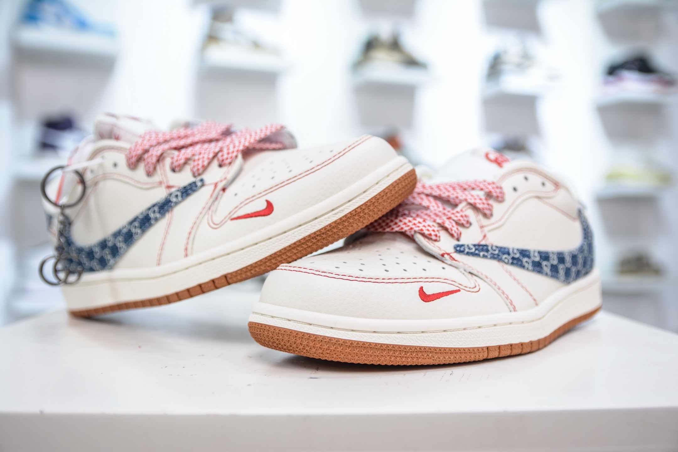 TS x Air Jordan x GUCCI AJ1 Low 倒钩低帮联名古驰-米白红蓝印花勾 XQ1979-001-莆田鞋,莆田鞋货源,高仿鞋,高仿鞋货源,安福档口,莆田高仿鞋,莆田鞋批发,高仿鞋批发,莆田高仿运动鞋,高仿运动鞋,莆田运动鞋 TS x Air Jordan x GUCCI AJ1 Low 倒钩低帮联名古驰-米白红蓝印花勾 XQ1979-001