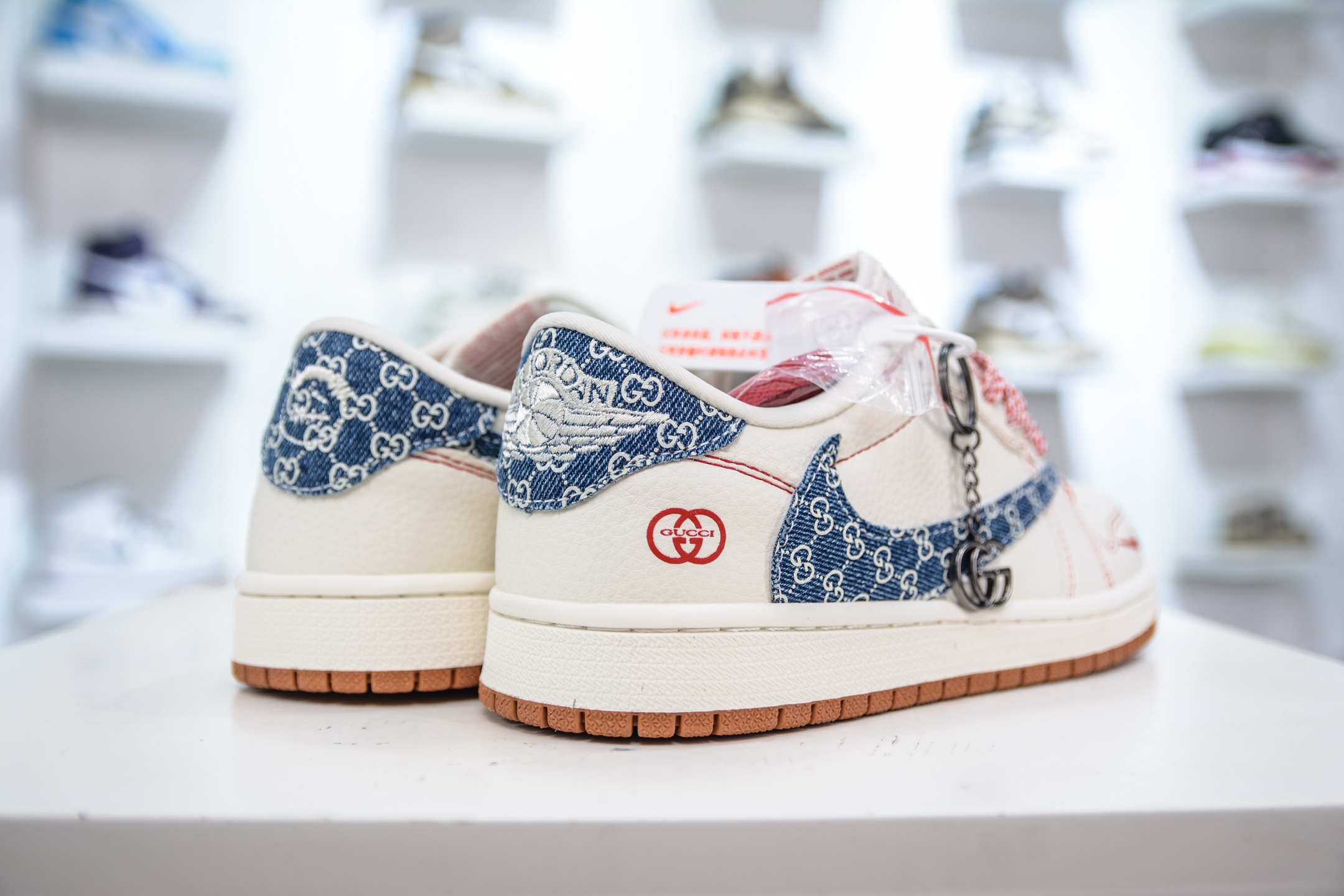 TS x Air Jordan x GUCCI AJ1 Low 倒钩低帮联名古驰-米白红蓝印花勾 XQ1979-001-莆田鞋,莆田鞋货源,高仿鞋,高仿鞋货源,安福档口,莆田高仿鞋,莆田鞋批发,高仿鞋批发,莆田高仿运动鞋,高仿运动鞋,莆田运动鞋 TS x Air Jordan x GUCCI AJ1 Low 倒钩低帮联名古驰-米白红蓝印花勾 XQ1979-001