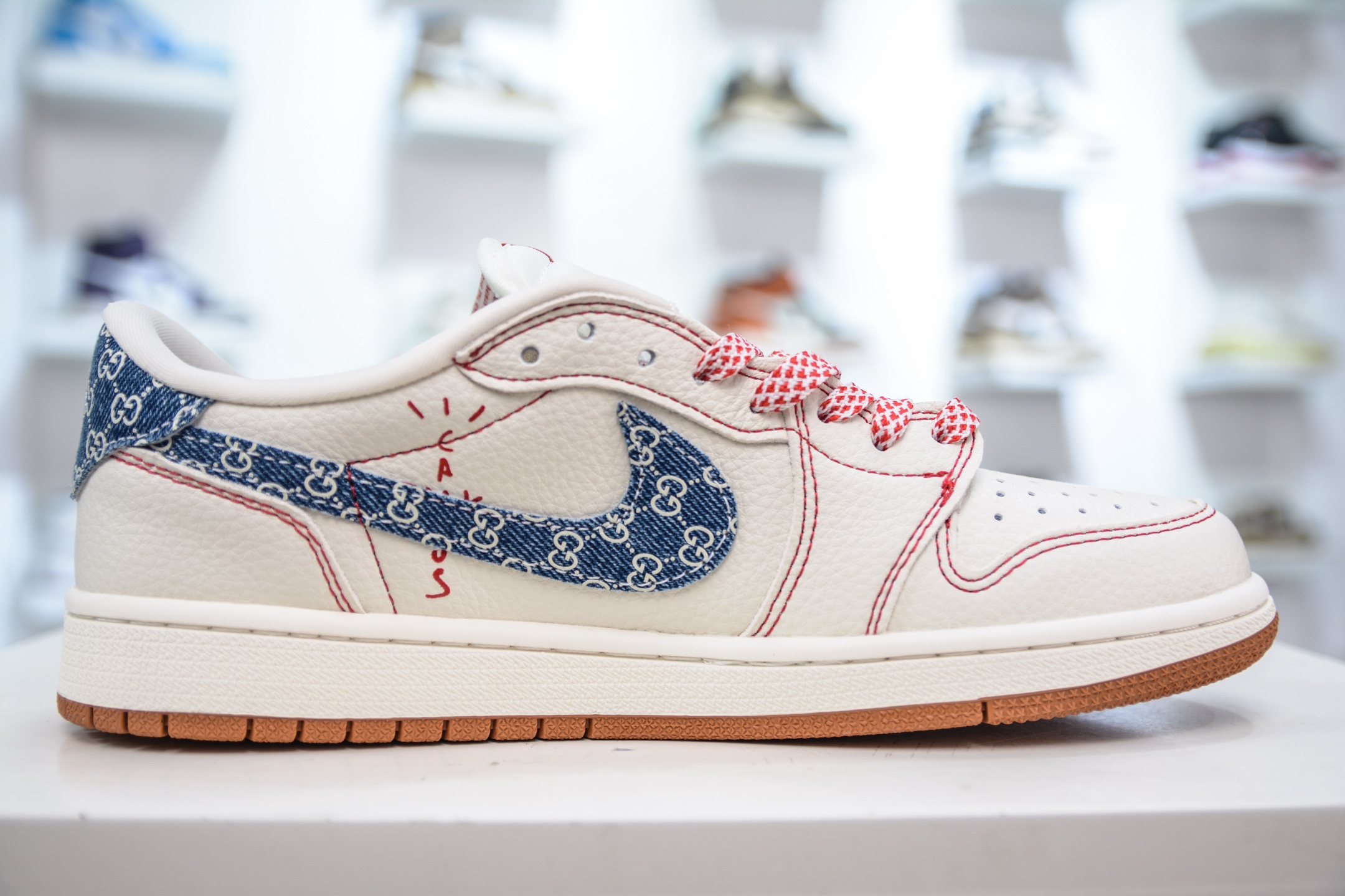 TS x Air Jordan x GUCCI AJ1 Low 倒钩低帮联名古驰-米白红蓝印花勾 XQ1979-001-莆田鞋,莆田鞋货源,高仿鞋,高仿鞋货源,安福档口,莆田高仿鞋,莆田鞋批发,高仿鞋批发,莆田高仿运动鞋,高仿运动鞋,莆田运动鞋 TS x Air Jordan x GUCCI AJ1 Low 倒钩低帮联名古驰-米白红蓝印花勾 XQ1979-001