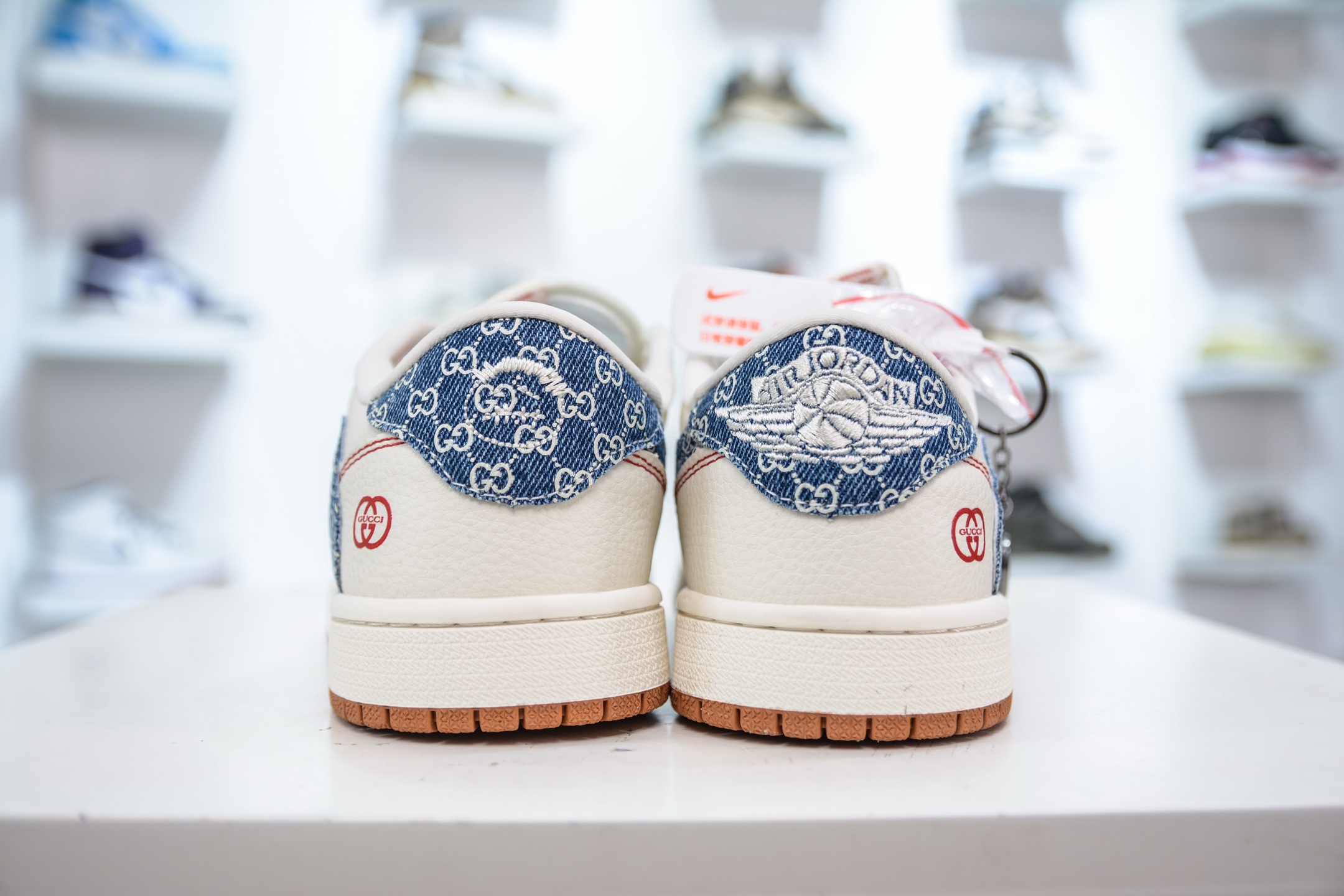 TS x Air Jordan x GUCCI AJ1 Low 倒钩低帮联名古驰-米白红蓝印花勾 XQ1979-001-莆田鞋,莆田鞋货源,高仿鞋,高仿鞋货源,安福档口,莆田高仿鞋,莆田鞋批发,高仿鞋批发,莆田高仿运动鞋,高仿运动鞋,莆田运动鞋 TS x Air Jordan x GUCCI AJ1 Low 倒钩低帮联名古驰-米白红蓝印花勾 XQ1979-001