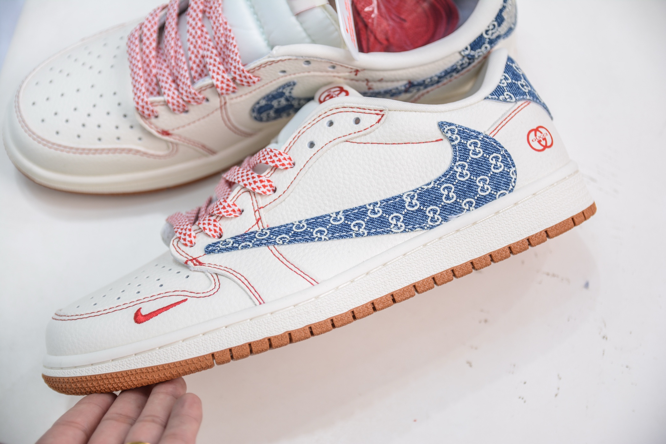 TS x Air Jordan x GUCCI AJ1 Low 倒钩低帮联名古驰-米白红蓝印花勾 XQ1979-001-莆田鞋,莆田鞋货源,高仿鞋,高仿鞋货源,安福档口,莆田高仿鞋,莆田鞋批发,高仿鞋批发,莆田高仿运动鞋,高仿运动鞋,莆田运动鞋 TS x Air Jordan x GUCCI AJ1 Low 倒钩低帮联名古驰-米白红蓝印花勾 XQ1979-001