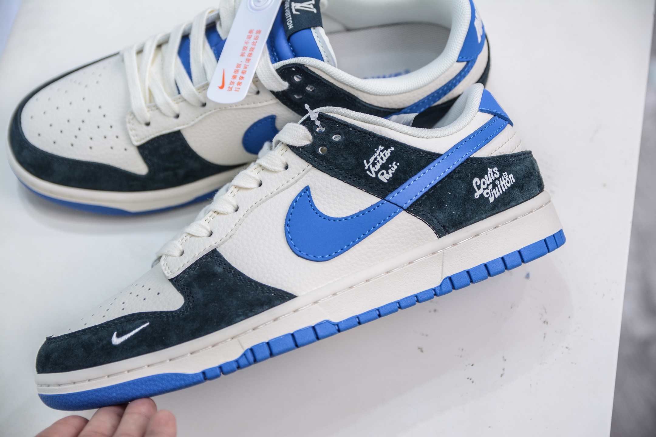 Nike SB Dunk Low x Louis Vuitton LV联名-白黑蓝 XD1588-221-莆田鞋,莆田鞋货源,高仿鞋,高仿鞋货源,安福档口,莆田高仿鞋,莆田鞋批发,高仿鞋批发,莆田高仿运动鞋,高仿运动鞋,莆田运动鞋 Nike SB Dunk Low x Louis Vuitton LV联名-白黑蓝 XD1588-221
