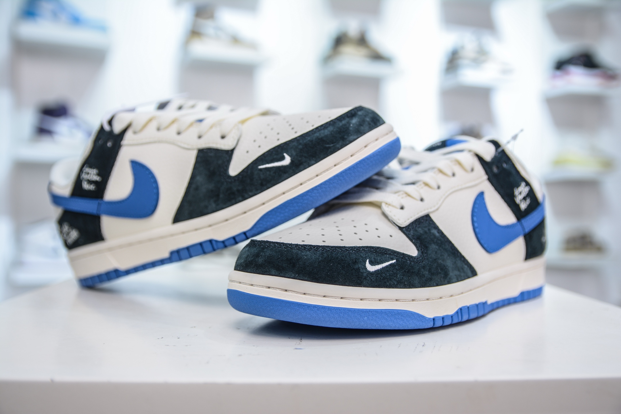 Nike SB Dunk Low x Louis Vuitton LV联名-白黑蓝 XD1588-221-莆田鞋,莆田鞋货源,高仿鞋,高仿鞋货源,安福档口,莆田高仿鞋,莆田鞋批发,高仿鞋批发,莆田高仿运动鞋,高仿运动鞋,莆田运动鞋 Nike SB Dunk Low x Louis Vuitton LV联名-白黑蓝 XD1588-221