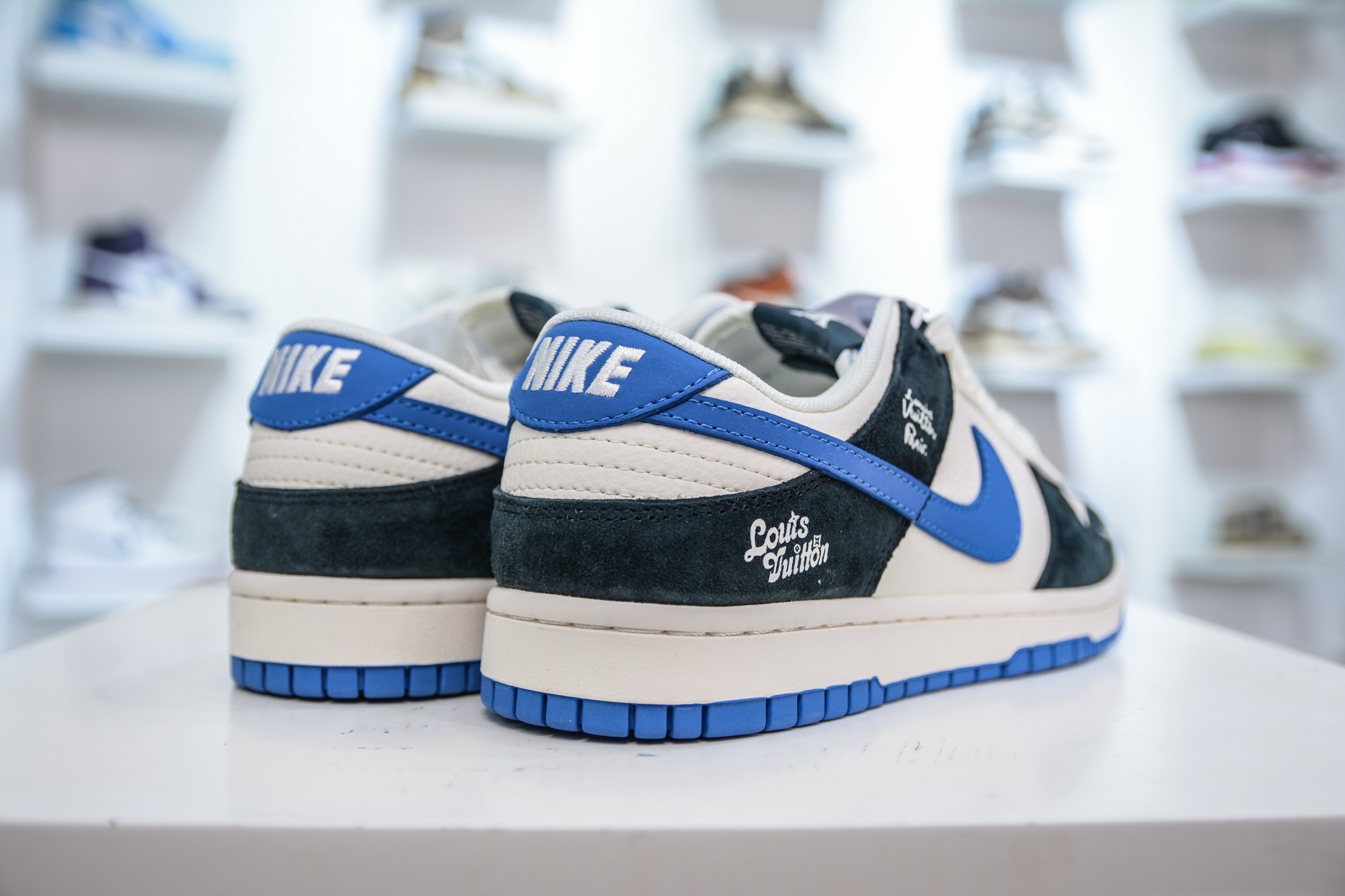 Nike SB Dunk Low x Louis Vuitton LV联名-白黑蓝 XD1588-221-莆田鞋,莆田鞋货源,高仿鞋,高仿鞋货源,安福档口,莆田高仿鞋,莆田鞋批发,高仿鞋批发,莆田高仿运动鞋,高仿运动鞋,莆田运动鞋 Nike SB Dunk Low x Louis Vuitton LV联名-白黑蓝 XD1588-221