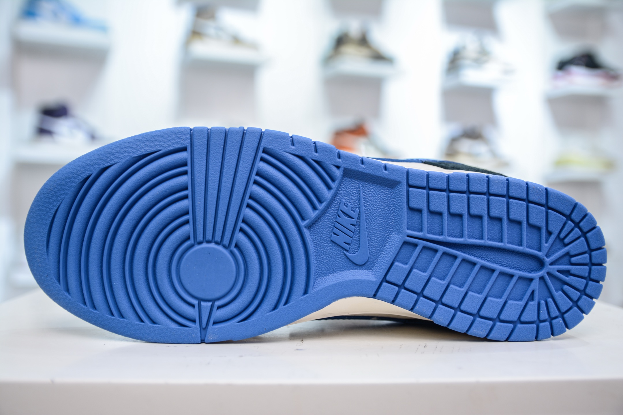 Nike SB Dunk Low x Louis Vuitton LV联名-白黑蓝 XD1588-221-莆田鞋,莆田鞋货源,高仿鞋,高仿鞋货源,安福档口,莆田高仿鞋,莆田鞋批发,高仿鞋批发,莆田高仿运动鞋,高仿运动鞋,莆田运动鞋 Nike SB Dunk Low x Louis Vuitton LV联名-白黑蓝 XD1588-221