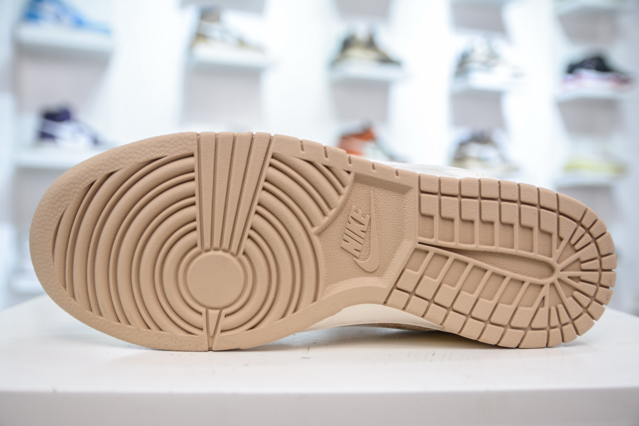 Nike SB Dunk Low x Louis Vuitton LV联名-白黄 JP1628-007-莆田鞋,莆田鞋货源,高仿鞋,高仿鞋货源,安福档口,莆田高仿鞋,莆田鞋批发,高仿鞋批发,莆田高仿运动鞋,高仿运动鞋,莆田运动鞋 Nike SB Dunk Low x Louis Vuitton LV联名-白黄 JP1628-007