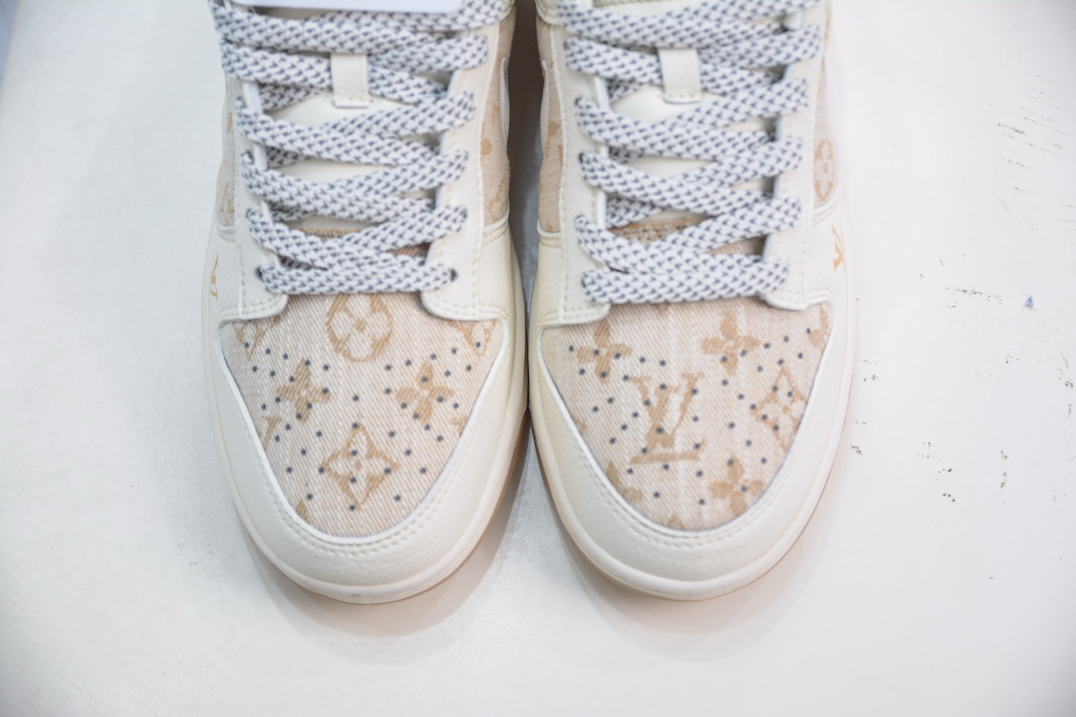 Nike SB Dunk Low x Louis Vuitton LV联名-白黄 JP1628-007-莆田鞋,莆田鞋货源,高仿鞋,高仿鞋货源,安福档口,莆田高仿鞋,莆田鞋批发,高仿鞋批发,莆田高仿运动鞋,高仿运动鞋,莆田运动鞋 Nike SB Dunk Low x Louis Vuitton LV联名-白黄 JP1628-007