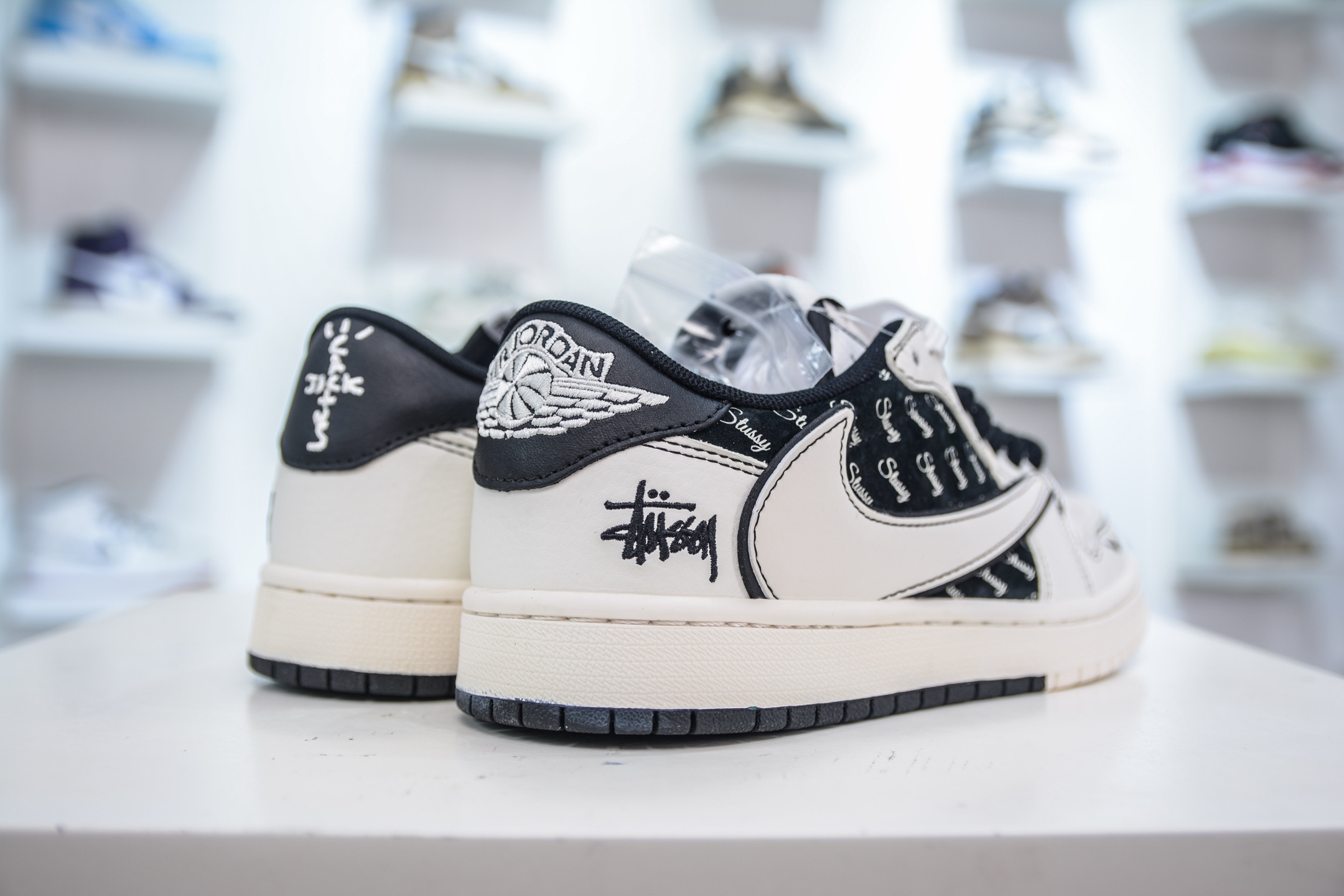 Travis Scott x Nike Air Jordan 1 Low x Stussy Air Jordan 1 Low 斯图西联名-白黑 SJ2068-121-莆田鞋,莆田鞋货源,高仿鞋,高仿鞋货源,安福档口,莆田高仿鞋,莆田鞋批发,高仿鞋批发,莆田高仿运动鞋,高仿运动鞋,莆田运动鞋 Travis Scott x Nike Air Jordan 1 Low x Stussy Air Jordan 1 Low 斯图西联名-白黑 SJ2068-121