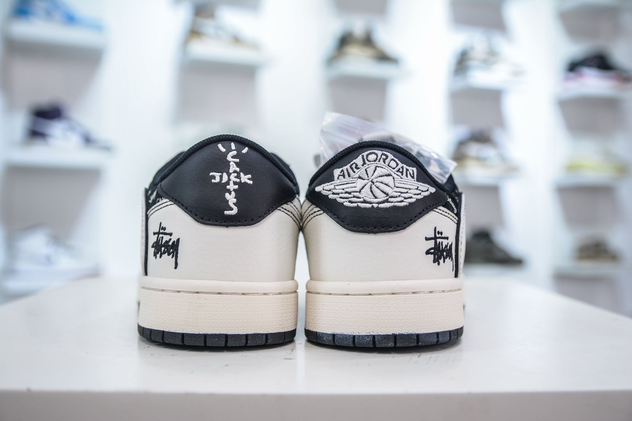 Travis Scott x Nike Air Jordan 1 Low x Stussy Air Jordan 1 Low 斯图西联名-白黑 SJ2068-121-莆田鞋,莆田鞋货源,高仿鞋,高仿鞋货源,安福档口,莆田高仿鞋,莆田鞋批发,高仿鞋批发,莆田高仿运动鞋,高仿运动鞋,莆田运动鞋 Travis Scott x Nike Air Jordan 1 Low x Stussy Air Jordan 1 Low 斯图西联名-白黑 SJ2068-121
