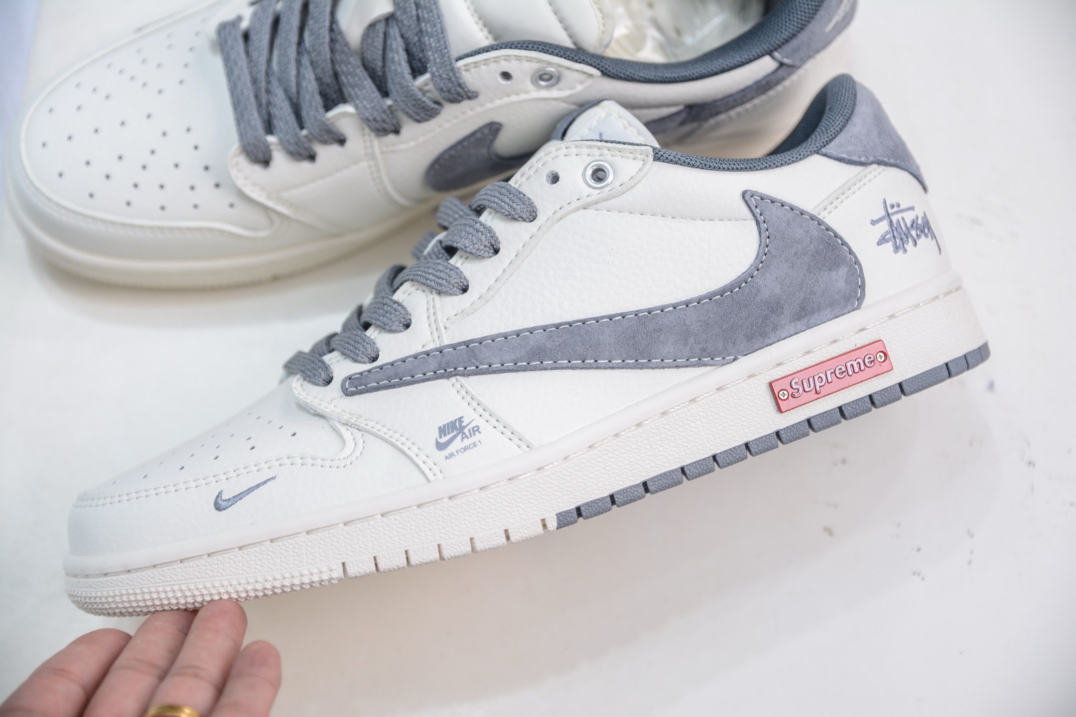TS x Air Jordan x Supreme X Stussy AJ1 Low 倒钩低帮SUP斯图西联名-白灰 SJ2068-125-莆田鞋,莆田鞋货源,高仿鞋,高仿鞋货源,安福档口,莆田高仿鞋,莆田鞋批发,高仿鞋批发,莆田高仿运动鞋,高仿运动鞋,莆田运动鞋 TS x Air Jordan x Supreme X Stussy AJ1 Low 倒钩低帮SUP斯图西联名-白灰 SJ2068-125