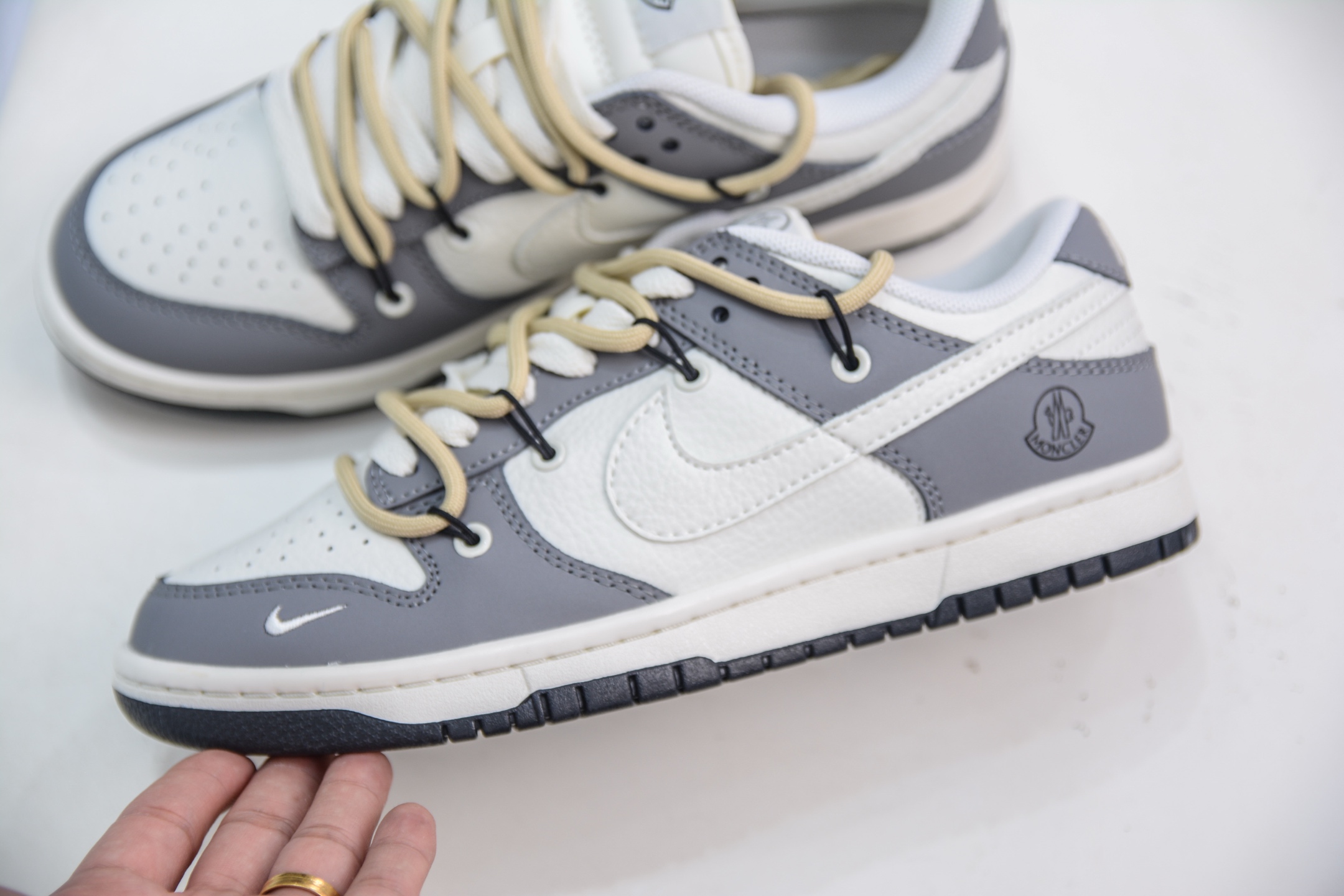 Nike SB Dunk Low x MONCLER 蒙口联名-白灰绑带 FX1588-404