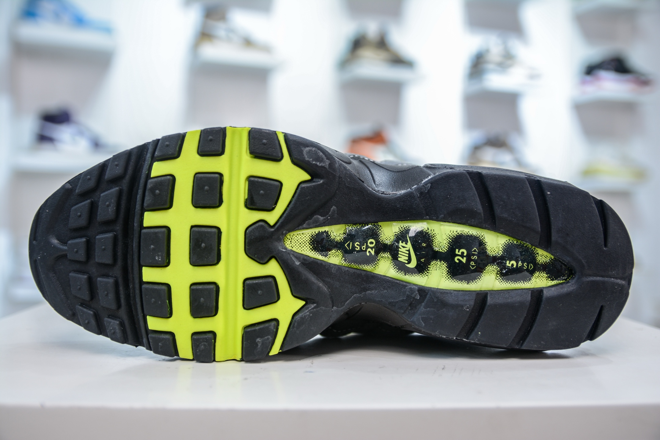 NK Air Max 95 复古减震气垫跑鞋 307960-002-莆田鞋,莆田鞋货源,高仿鞋,高仿鞋货源,安福档口,莆田高仿鞋,莆田鞋批发,高仿鞋批发,莆田高仿运动鞋,高仿运动鞋,莆田运动鞋 NK Air Max 95 复古减震气垫跑鞋 307960-002