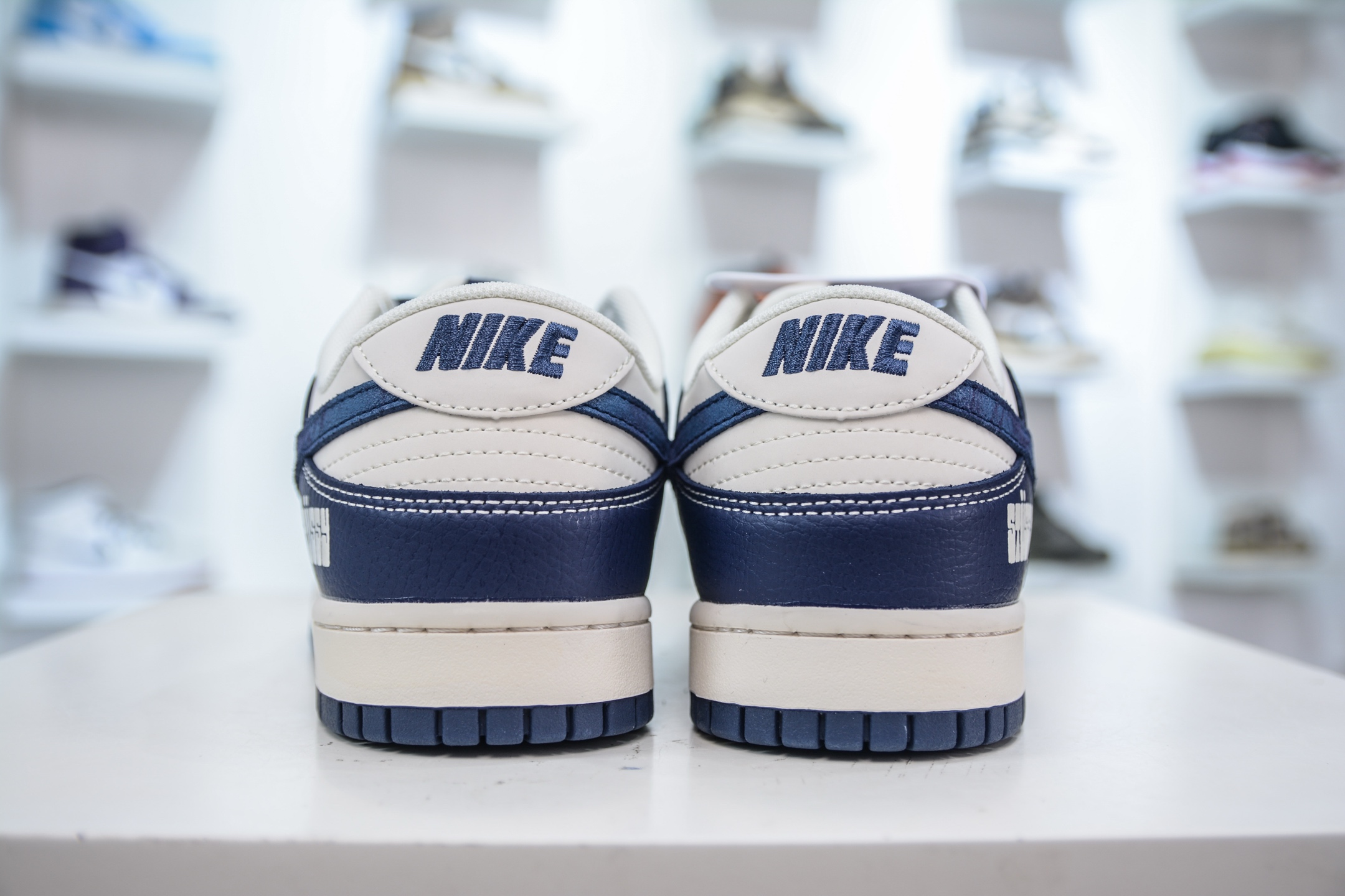 Nike SB Dunk Low x Stussy 斯图西联名-白深蓝涂鸦 XS6089-589-莆田鞋,莆田鞋货源,高仿鞋,高仿鞋货源,安福档口,莆田高仿鞋,莆田鞋批发,高仿鞋批发,莆田高仿运动鞋,高仿运动鞋,莆田运动鞋 Nike SB Dunk Low x Stussy 斯图西联名-白深蓝涂鸦 XS6089-589