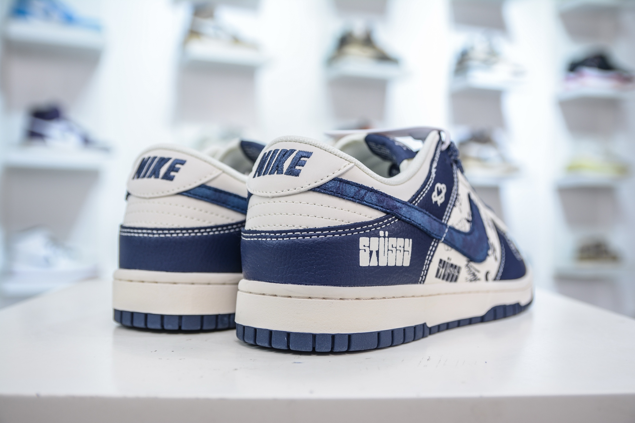 Nike SB Dunk Low x Stussy 斯图西联名-白深蓝涂鸦 XS6089-589-莆田鞋,莆田鞋货源,高仿鞋,高仿鞋货源,安福档口,莆田高仿鞋,莆田鞋批发,高仿鞋批发,莆田高仿运动鞋,高仿运动鞋,莆田运动鞋 Nike SB Dunk Low x Stussy 斯图西联名-白深蓝涂鸦 XS6089-589