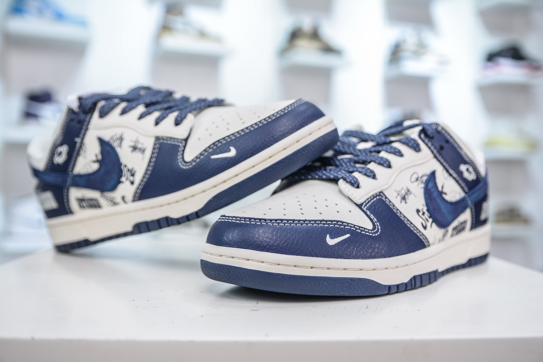 Nike SB Dunk Low x Stussy 斯图西联名-白深蓝涂鸦 XS6089-589-莆田鞋,莆田鞋货源,高仿鞋,高仿鞋货源,安福档口,莆田高仿鞋,莆田鞋批发,高仿鞋批发,莆田高仿运动鞋,高仿运动鞋,莆田运动鞋 Nike SB Dunk Low x Stussy 斯图西联名-白深蓝涂鸦 XS6089-589