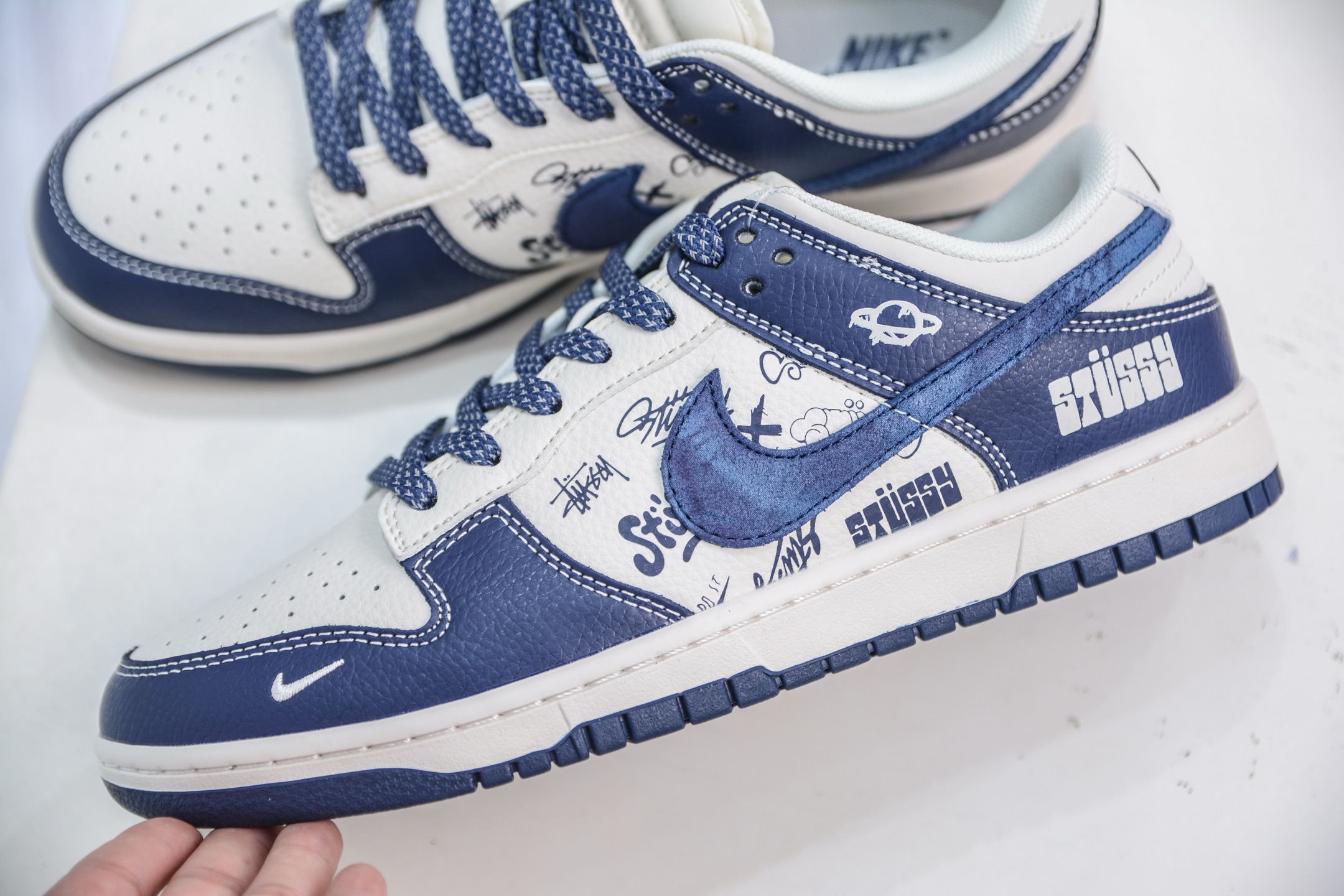 Nike SB Dunk Low x Stussy 斯图西联名-白深蓝涂鸦 XS6089-589-莆田鞋,莆田鞋货源,高仿鞋,高仿鞋货源,安福档口,莆田高仿鞋,莆田鞋批发,高仿鞋批发,莆田高仿运动鞋,高仿运动鞋,莆田运动鞋 Nike SB Dunk Low x Stussy 斯图西联名-白深蓝涂鸦 XS6089-589