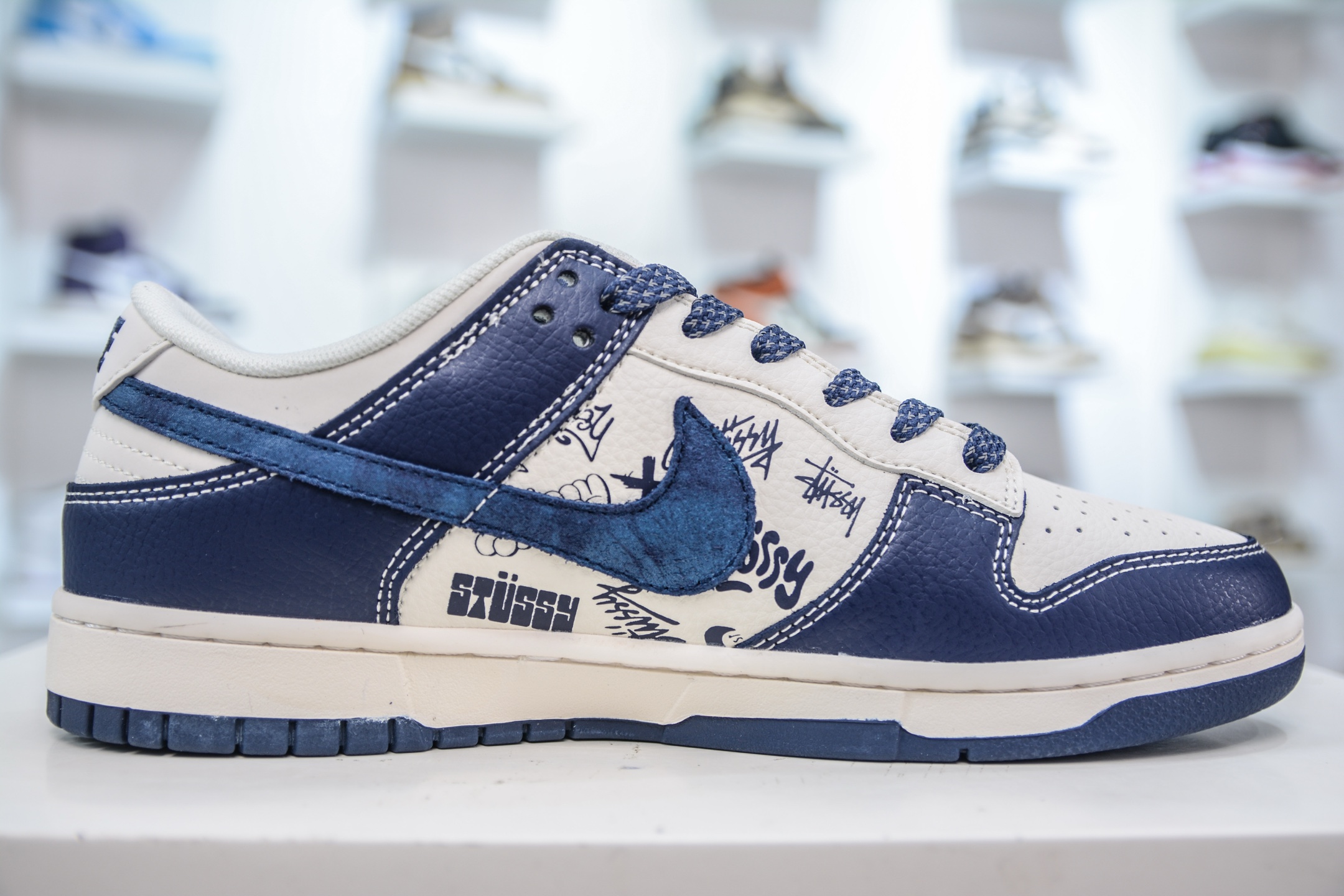 Nike SB Dunk Low x Stussy 斯图西联名-白深蓝涂鸦 XS6089-589-莆田鞋,莆田鞋货源,高仿鞋,高仿鞋货源,安福档口,莆田高仿鞋,莆田鞋批发,高仿鞋批发,莆田高仿运动鞋,高仿运动鞋,莆田运动鞋 Nike SB Dunk Low x Stussy 斯图西联名-白深蓝涂鸦 XS6089-589
