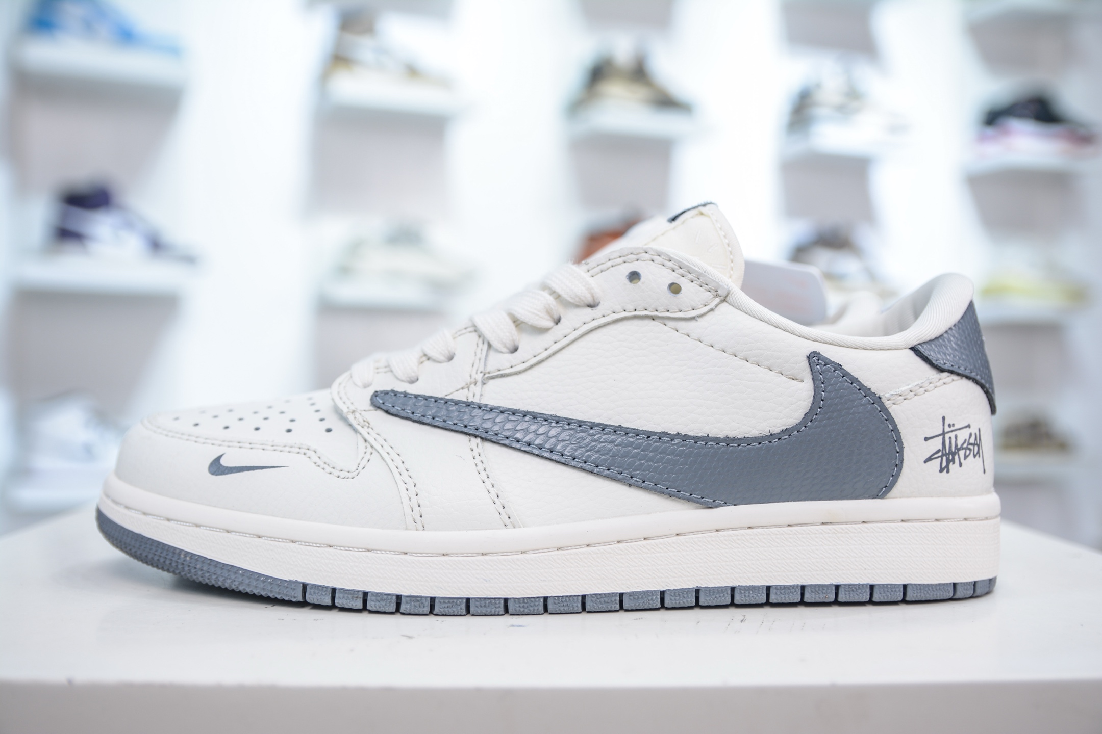 Travis Scott x Nike Air Jordan 1 Low Stussy - White/Grey Collaboration 2 i1751900999060 4924 0 0