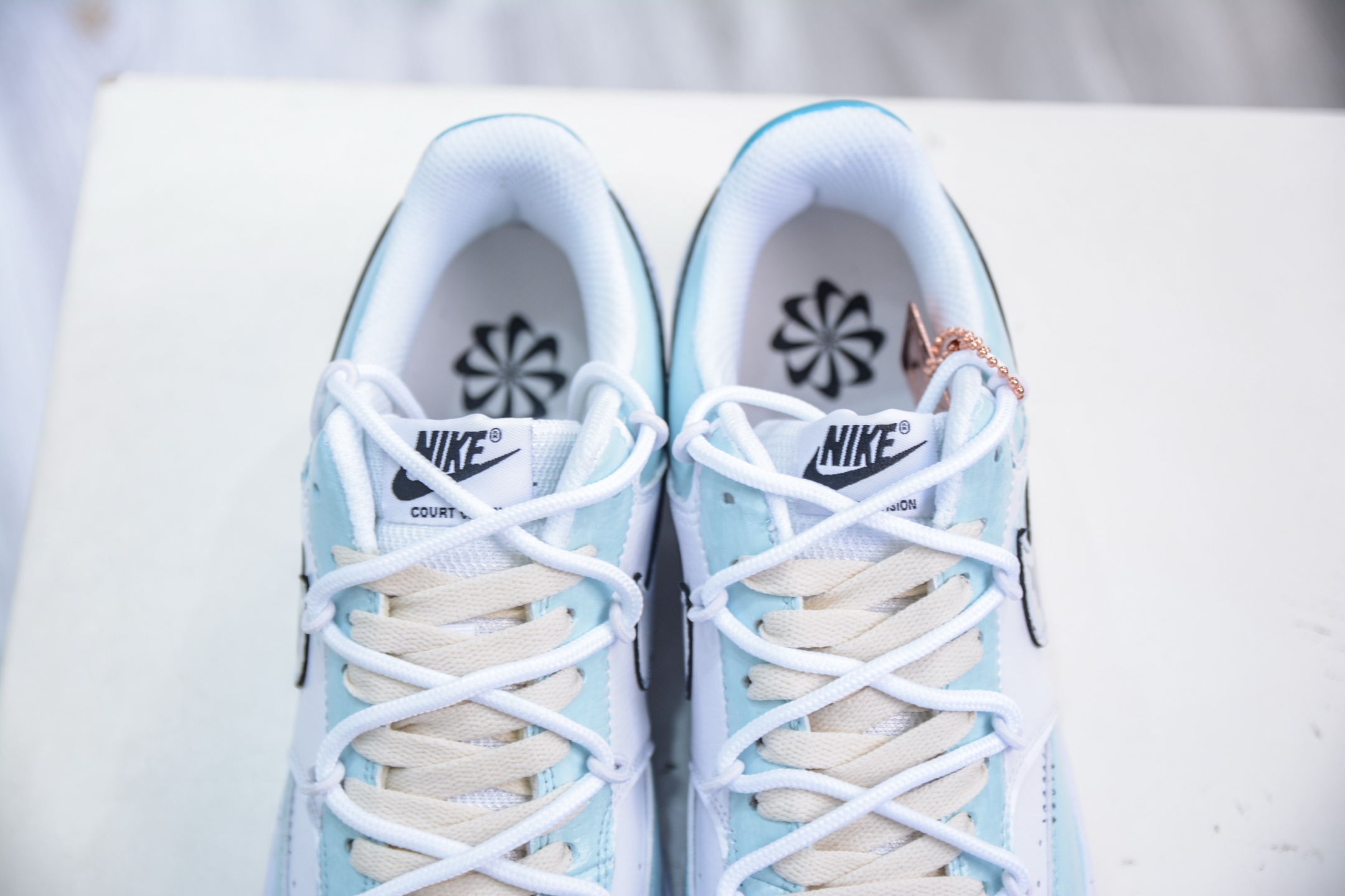 Nike Court Vision Low 手绘涂鸦 休闲运动板鞋 DH2987-101-莆田鞋,莆田鞋货源,高仿鞋,高仿鞋货源,安福档口,莆田高仿鞋,莆田鞋批发,高仿鞋批发,莆田高仿运动鞋,高仿运动鞋,莆田运动鞋 Nike Court Vision Low 手绘涂鸦 休闲运动板鞋 DH2987-101