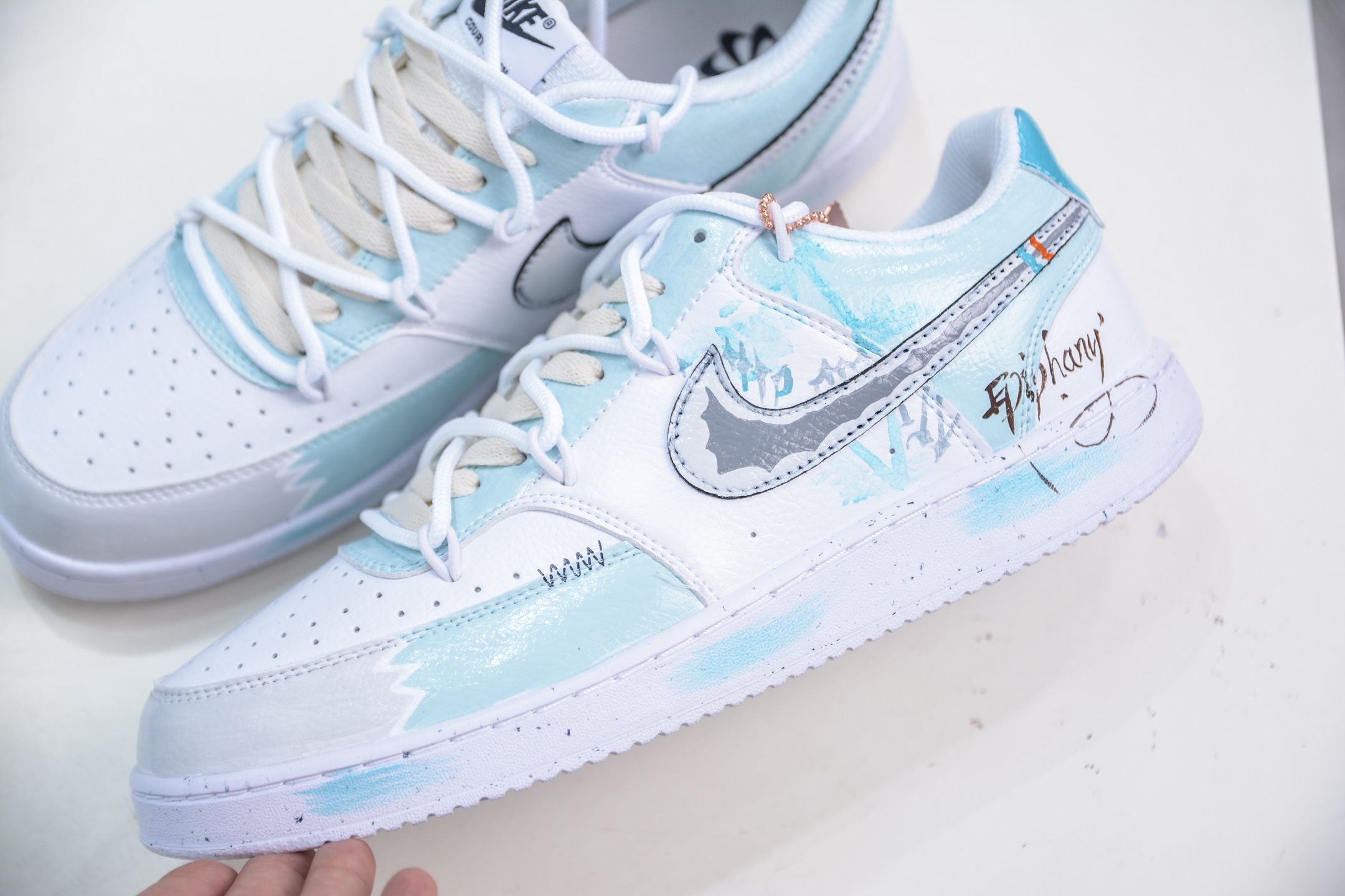 Nike Court Vision Low 手绘涂鸦 休闲运动板鞋 DH2987-101-莆田鞋,莆田鞋货源,高仿鞋,高仿鞋货源,安福档口,莆田高仿鞋,莆田鞋批发,高仿鞋批发,莆田高仿运动鞋,高仿运动鞋,莆田运动鞋 Nike Court Vision Low 手绘涂鸦 休闲运动板鞋 DH2987-101