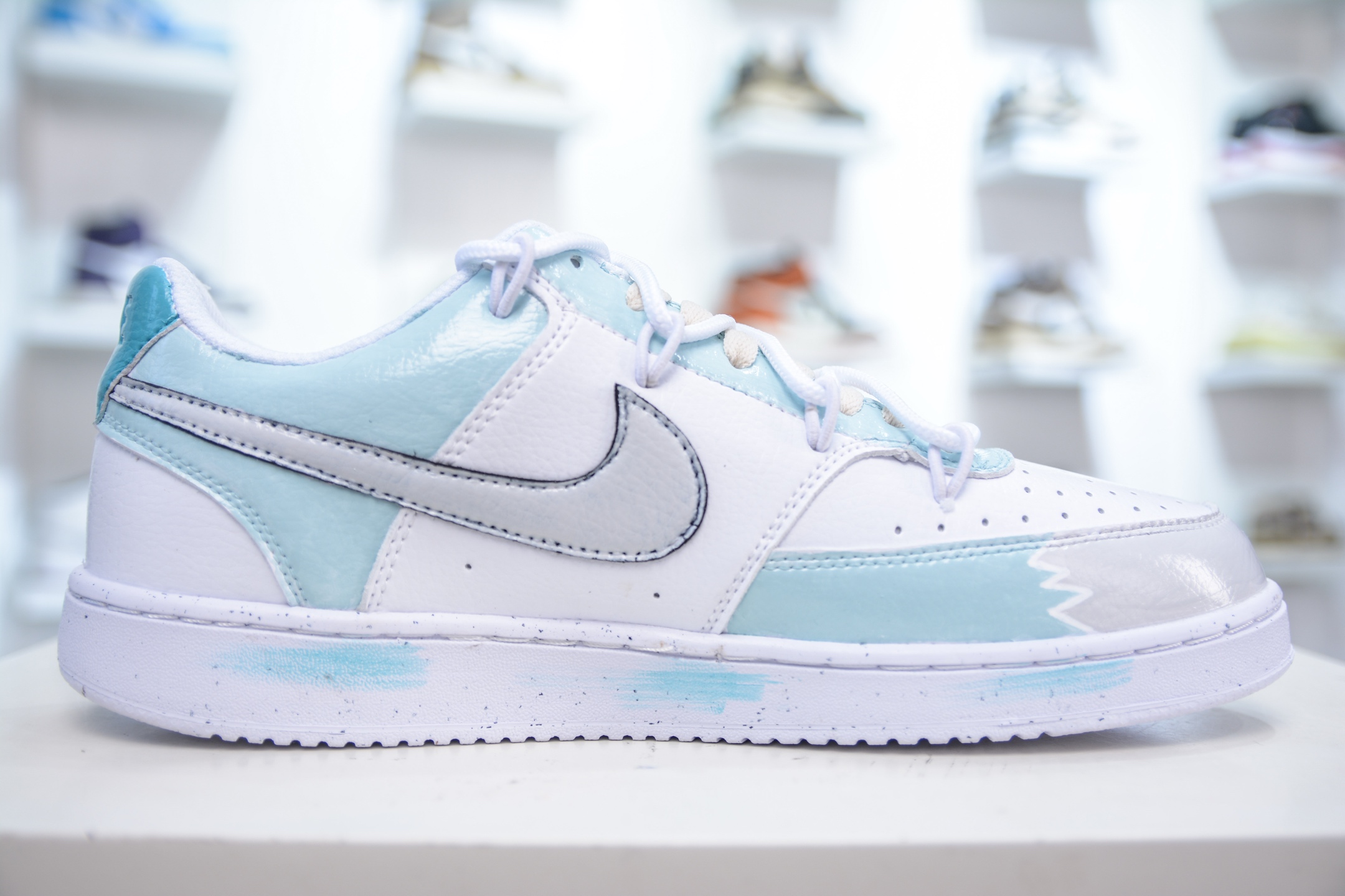 Nike Court Vision Low 手绘涂鸦 休闲运动板鞋 DH2987-101-莆田鞋,莆田鞋货源,高仿鞋,高仿鞋货源,安福档口,莆田高仿鞋,莆田鞋批发,高仿鞋批发,莆田高仿运动鞋,高仿运动鞋,莆田运动鞋 Nike Court Vision Low 手绘涂鸦 休闲运动板鞋 DH2987-101