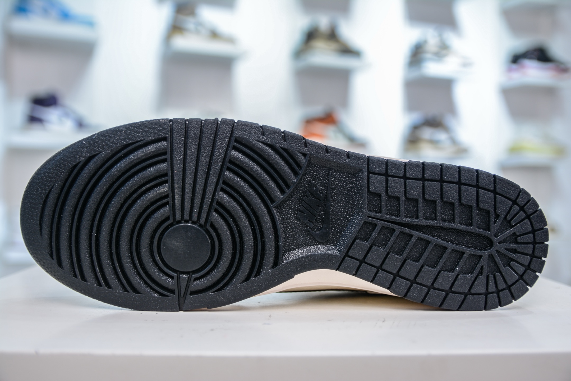 Nike SB Dunk Low x GUCCI 古驰联名-米白黑米老鼠 KK1333-041-莆田鞋,莆田鞋货源,高仿鞋,高仿鞋货源,安福档口,莆田高仿鞋,莆田鞋批发,高仿鞋批发,莆田高仿运动鞋,高仿运动鞋,莆田运动鞋 Nike SB Dunk Low x GUCCI 古驰联名-米白黑米老鼠 KK1333-041