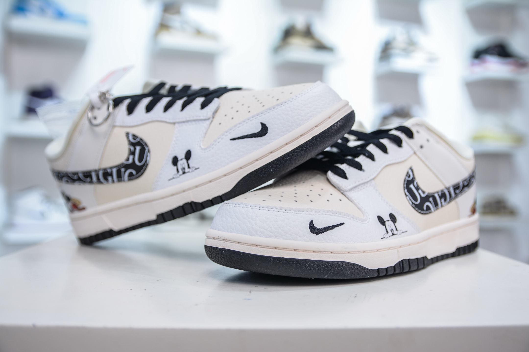 Nike SB Dunk Low x GUCCI 古驰联名-米白黑米老鼠 KK1333-041-莆田鞋,莆田鞋货源,高仿鞋,高仿鞋货源,安福档口,莆田高仿鞋,莆田鞋批发,高仿鞋批发,莆田高仿运动鞋,高仿运动鞋,莆田运动鞋 Nike SB Dunk Low x GUCCI 古驰联名-米白黑米老鼠 KK1333-041