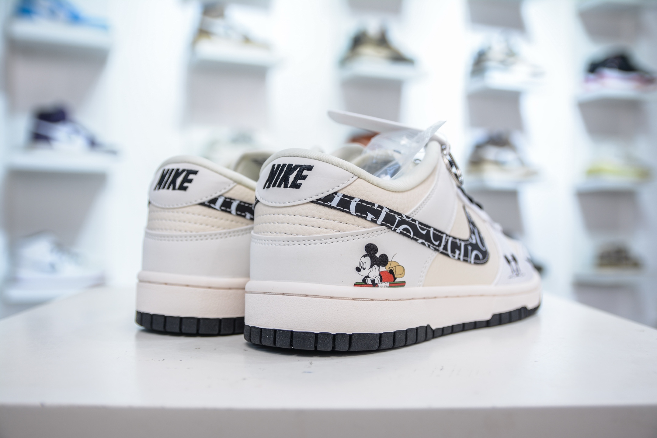Nike SB Dunk Low x GUCCI 古驰联名-米白黑米老鼠 KK1333-041-莆田鞋,莆田鞋货源,高仿鞋,高仿鞋货源,安福档口,莆田高仿鞋,莆田鞋批发,高仿鞋批发,莆田高仿运动鞋,高仿运动鞋,莆田运动鞋 Nike SB Dunk Low x GUCCI 古驰联名-米白黑米老鼠 KK1333-041