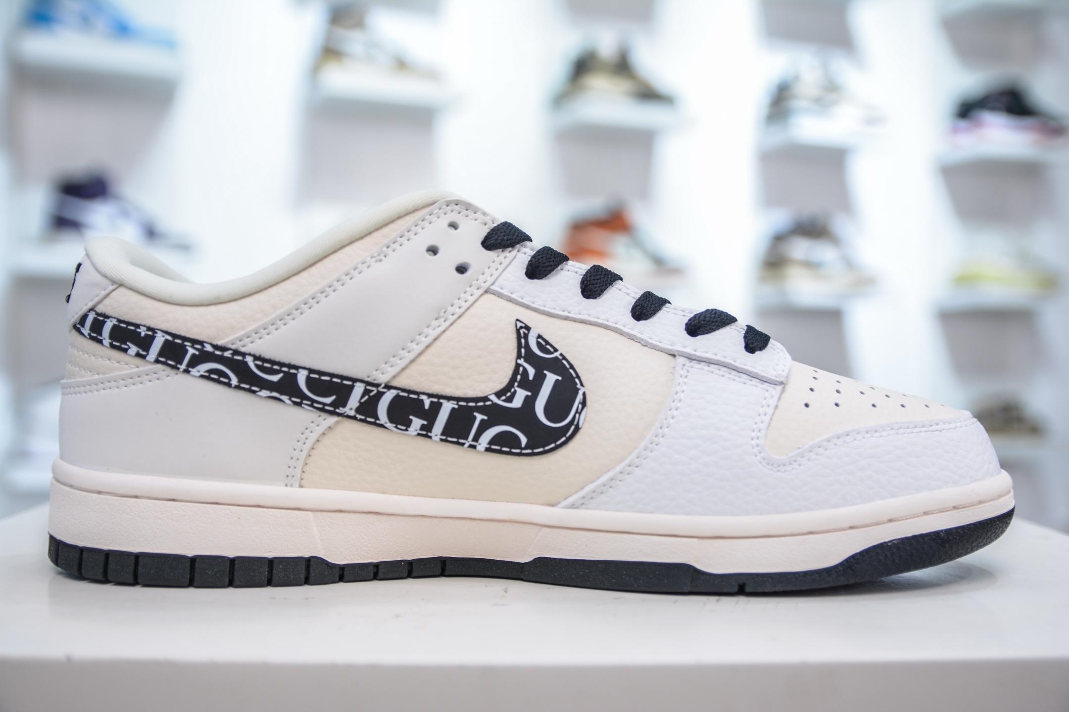 Nike SB Dunk Low x GUCCI 古驰联名-米白黑米老鼠 KK1333-041-莆田鞋,莆田鞋货源,高仿鞋,高仿鞋货源,安福档口,莆田高仿鞋,莆田鞋批发,高仿鞋批发,莆田高仿运动鞋,高仿运动鞋,莆田运动鞋 Nike SB Dunk Low x GUCCI 古驰联名-米白黑米老鼠 KK1333-041