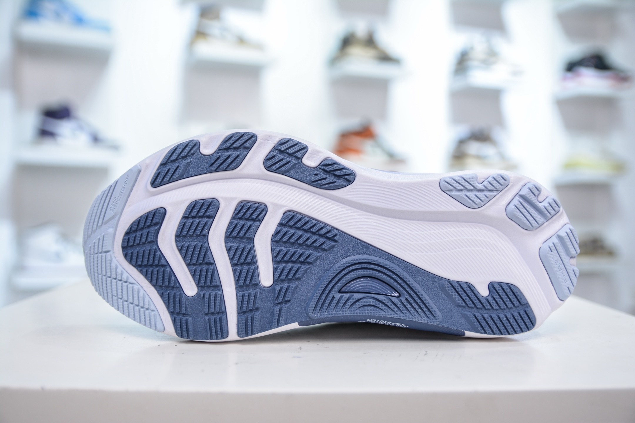 Asics Gel-Kayano 32 亚瑟士卡亚诺32代低帮专业有氧超轻量休闲运动全能慢跑鞋 1012B728-009