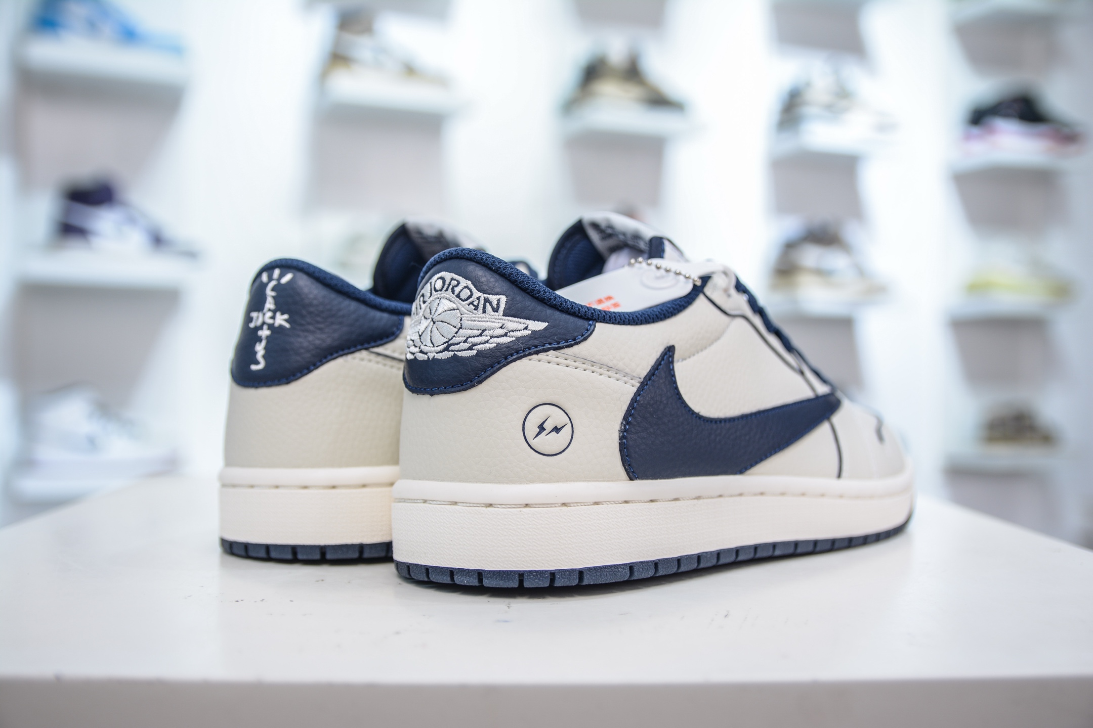 TS x Air Jordan x Fragment Design AJ1 Low 倒钩低帮联名藤原浩闪电-白深蓝 LK1099-065-莆田鞋,莆田鞋货源,高仿鞋,高仿鞋货源,安福档口,莆田高仿鞋,莆田鞋批发,高仿鞋批发,莆田高仿运动鞋,高仿运动鞋,莆田运动鞋 TS x Air Jordan x Fragment Design AJ1 Low 倒钩低帮联名藤原浩闪电-白深蓝 LK1099-065