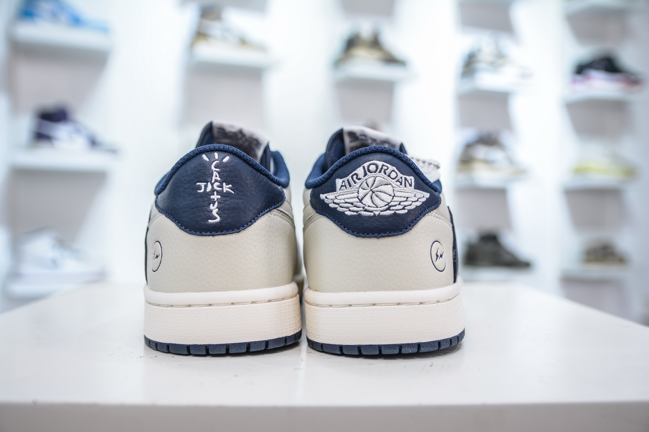TS x Air Jordan x Fragment Design AJ1 Low 倒钩低帮联名藤原浩闪电-白深蓝 LK1099-065-莆田鞋,莆田鞋货源,高仿鞋,高仿鞋货源,安福档口,莆田高仿鞋,莆田鞋批发,高仿鞋批发,莆田高仿运动鞋,高仿运动鞋,莆田运动鞋 TS x Air Jordan x Fragment Design AJ1 Low 倒钩低帮联名藤原浩闪电-白深蓝 LK1099-065