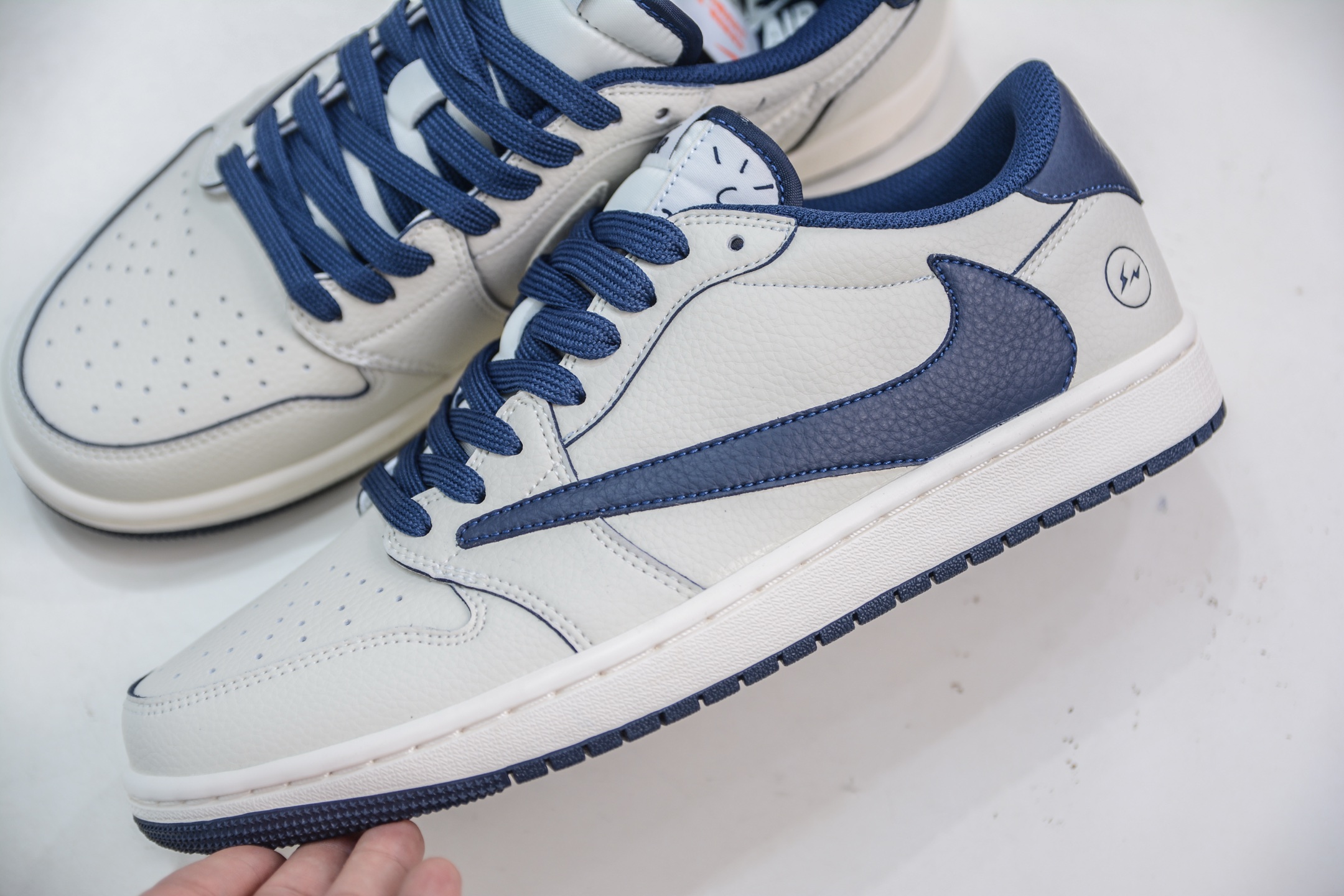 TS x Air Jordan x Fragment Design AJ1 Low 倒钩低帮联名藤原浩闪电-白深蓝 LK1099-065-莆田鞋,莆田鞋货源,高仿鞋,高仿鞋货源,安福档口,莆田高仿鞋,莆田鞋批发,高仿鞋批发,莆田高仿运动鞋,高仿运动鞋,莆田运动鞋 TS x Air Jordan x Fragment Design AJ1 Low 倒钩低帮联名藤原浩闪电-白深蓝 LK1099-065