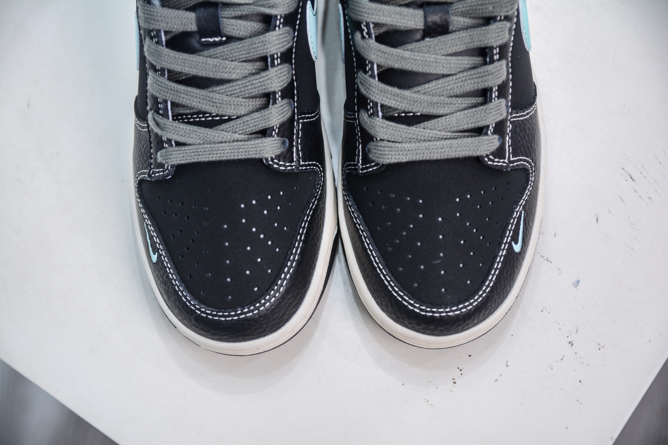 Nike SB Dunk Low x Louis Vuitton Collab Black Blue Premium Sneakers 9 i1752073219940 2360 0 8