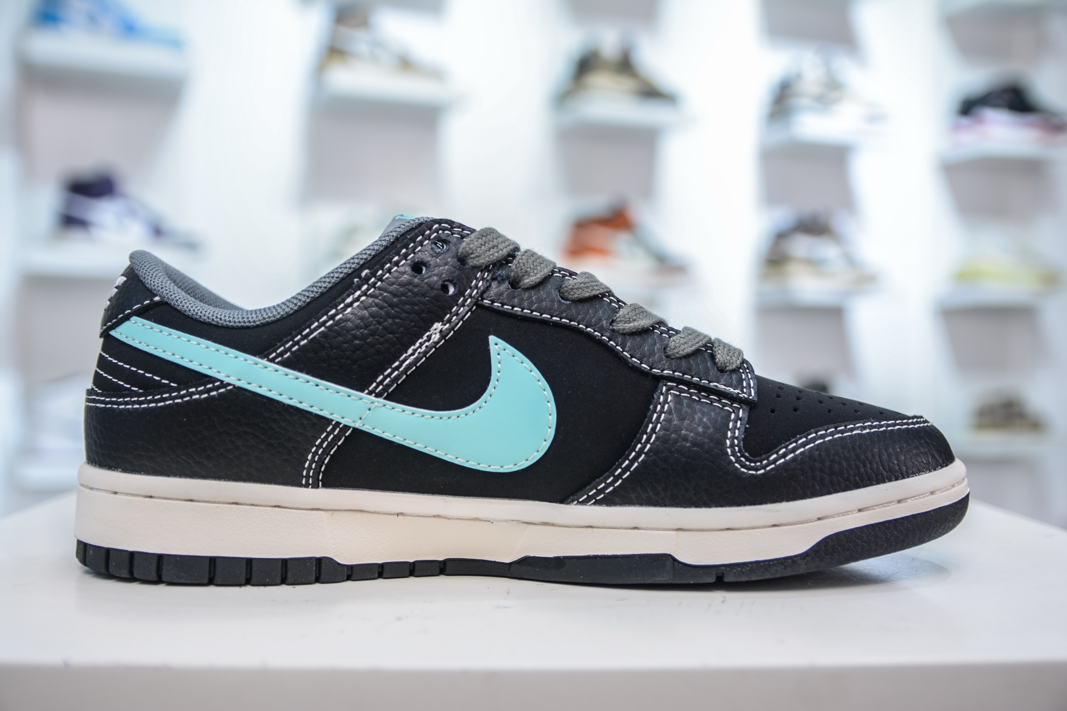 Nike SB Dunk Low x Louis Vuitton Collab Black Blue Premium Sneakers 3 i1752073221340 5874 0 2