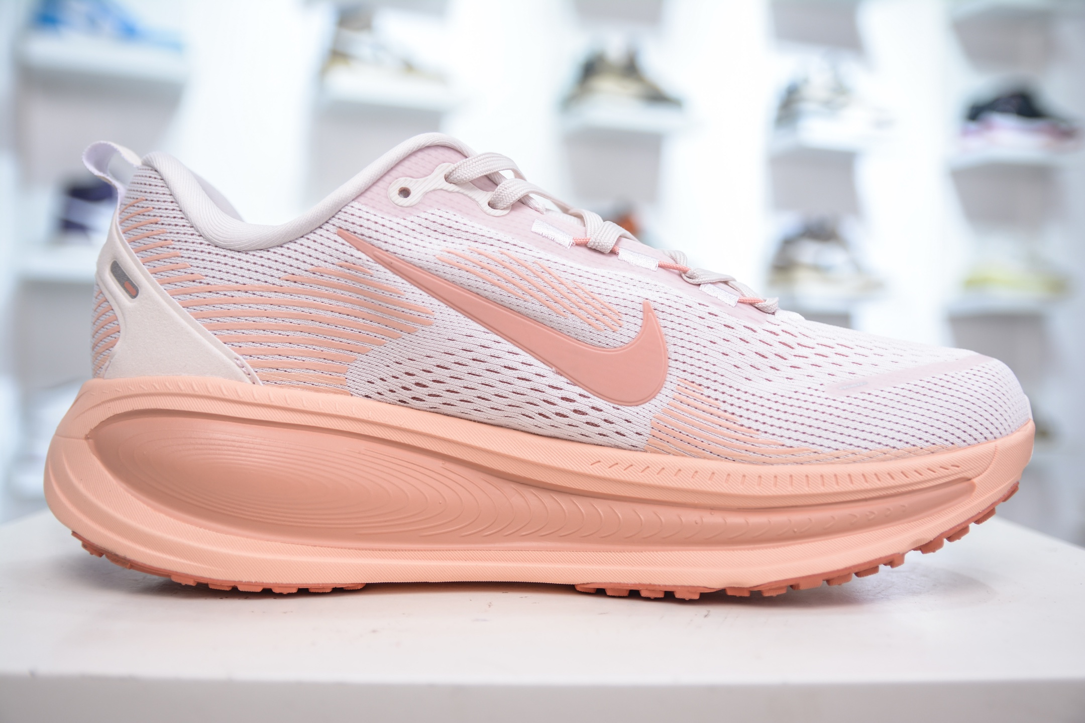 NK Air Zoom Vomero 18 轻便舒适公路跑步鞋 HM6803-601