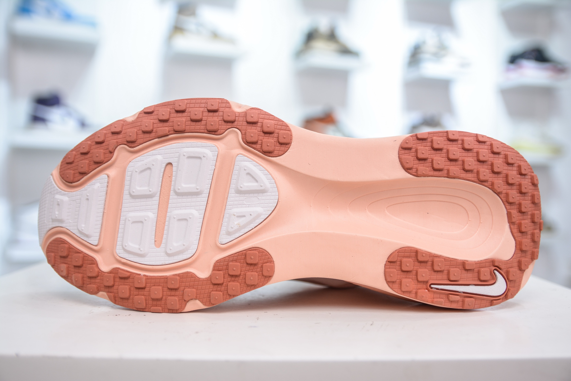 NK Air Zoom Vomero 18 轻便舒适公路跑步鞋 HM6803-601