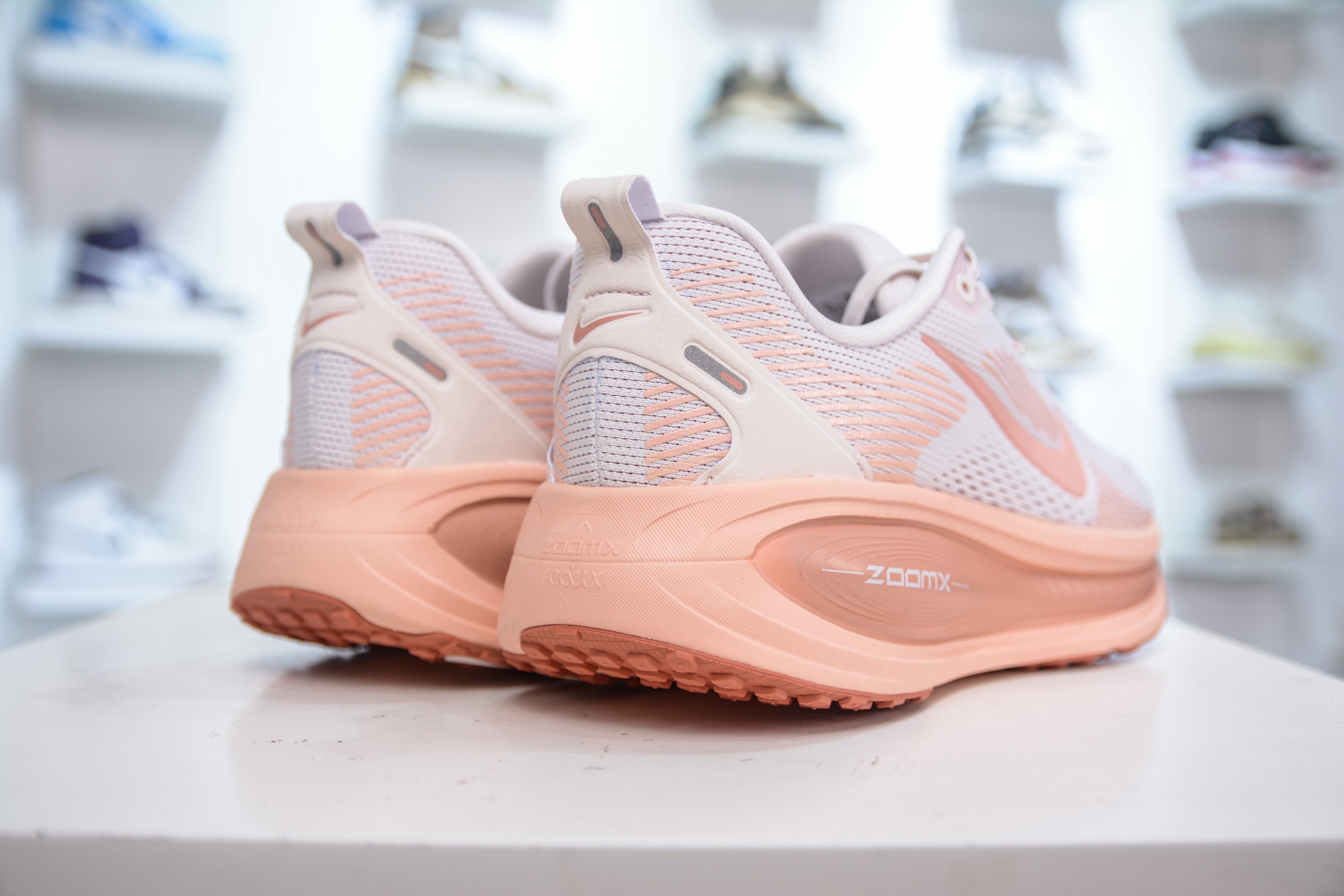 NK Air Zoom Vomero 18 轻便舒适公路跑步鞋 HM6803-601