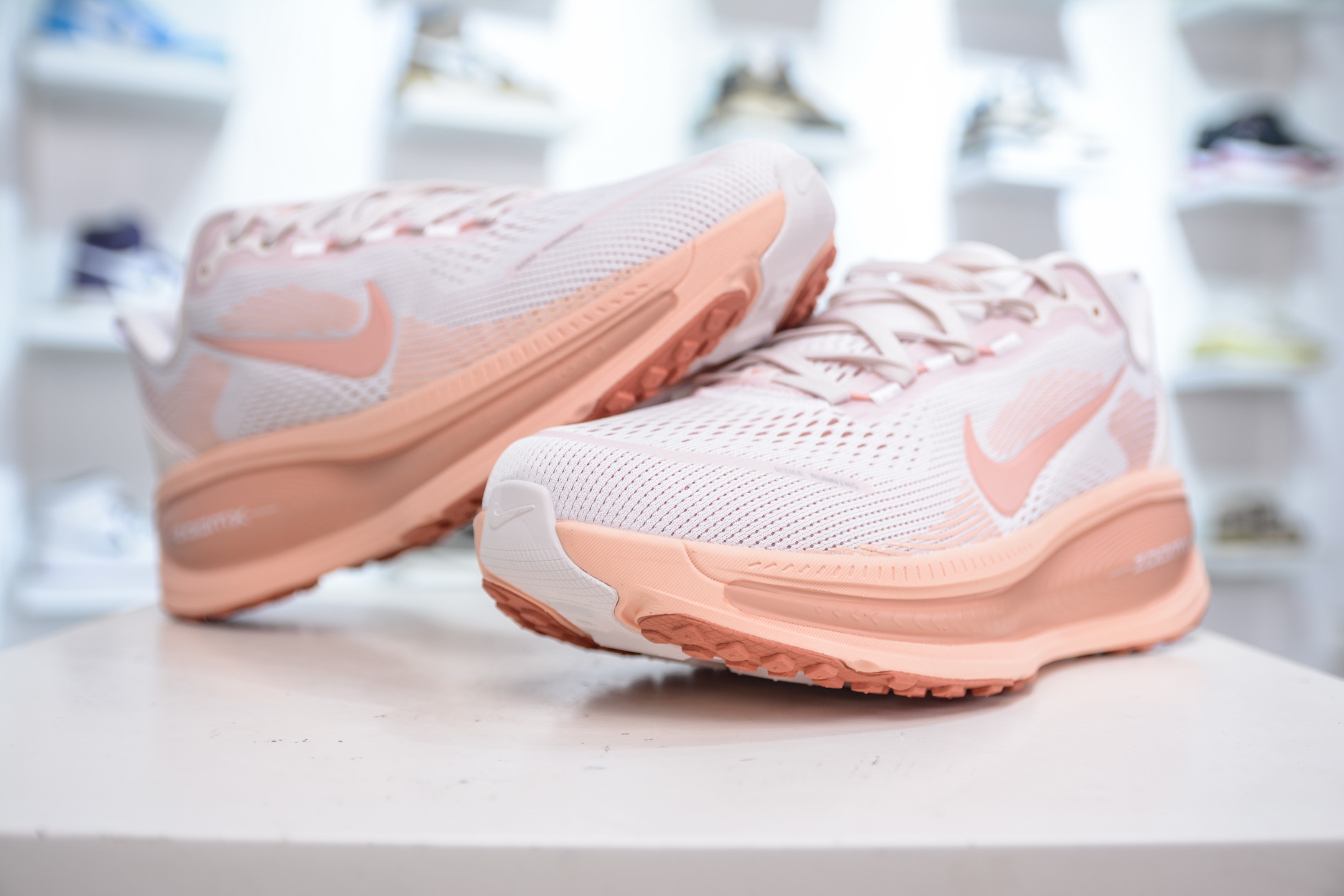 NK Air Zoom Vomero 18 轻便舒适公路跑步鞋 HM6803-601