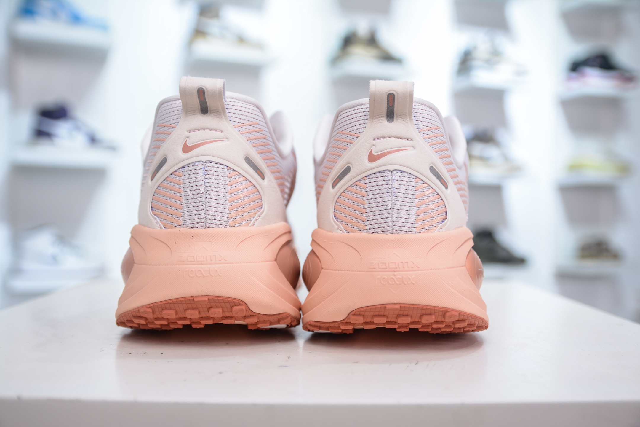 NK Air Zoom Vomero 18 轻便舒适公路跑步鞋 HM6803-601