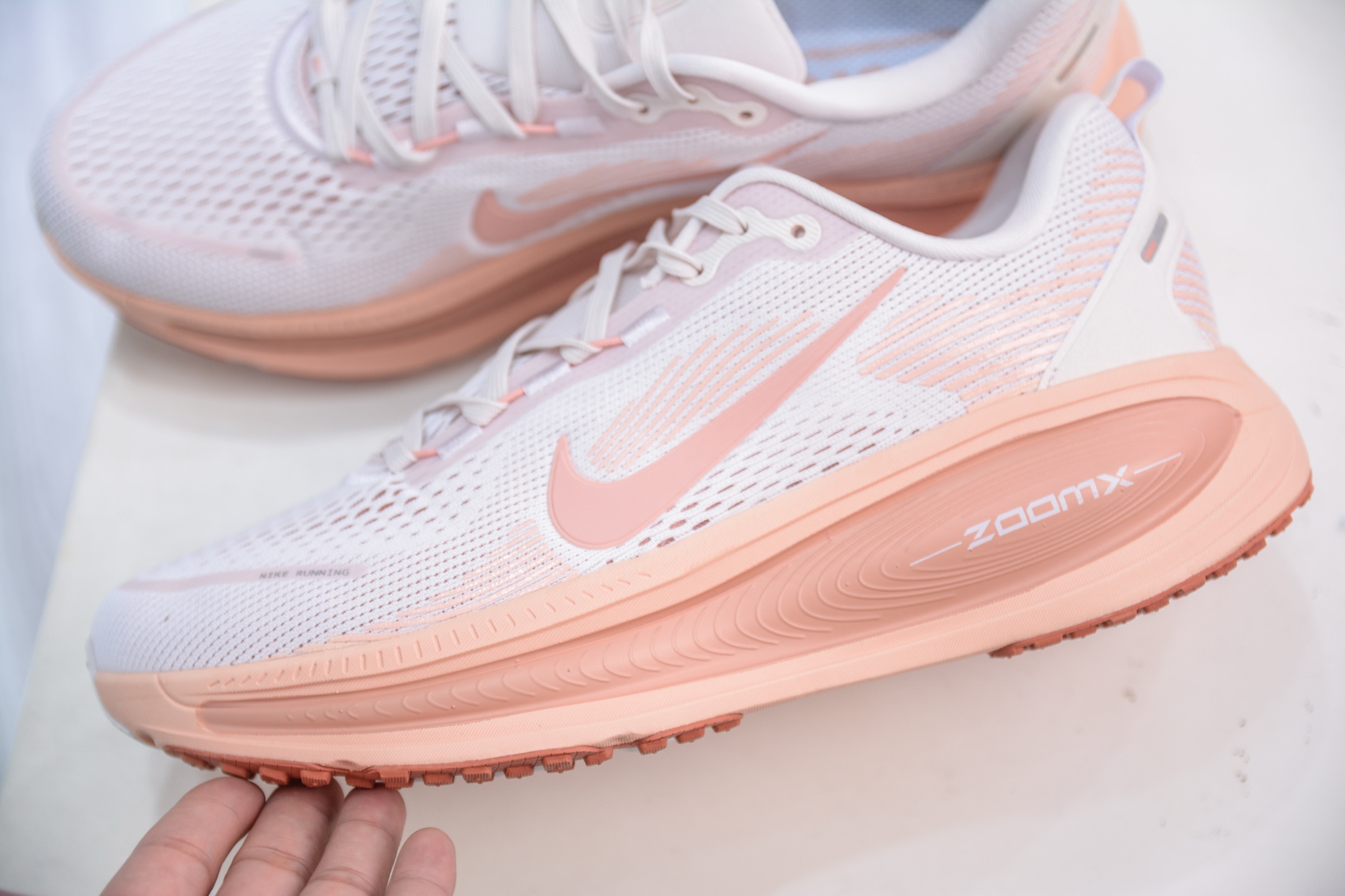 NK Air Zoom Vomero 18 轻便舒适公路跑步鞋 HM6803-601