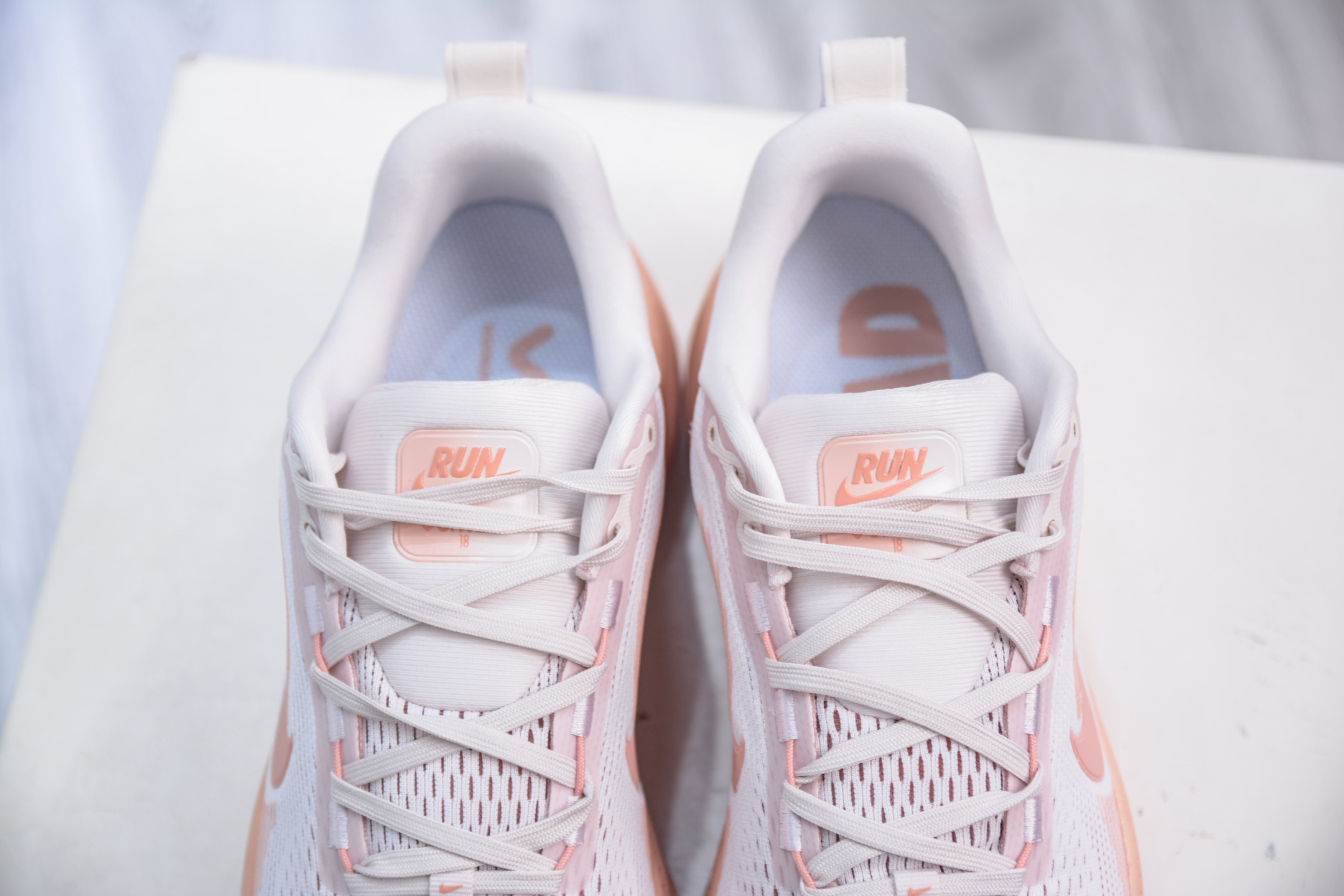 NK Air Zoom Vomero 18 轻便舒适公路跑步鞋 HM6803-601