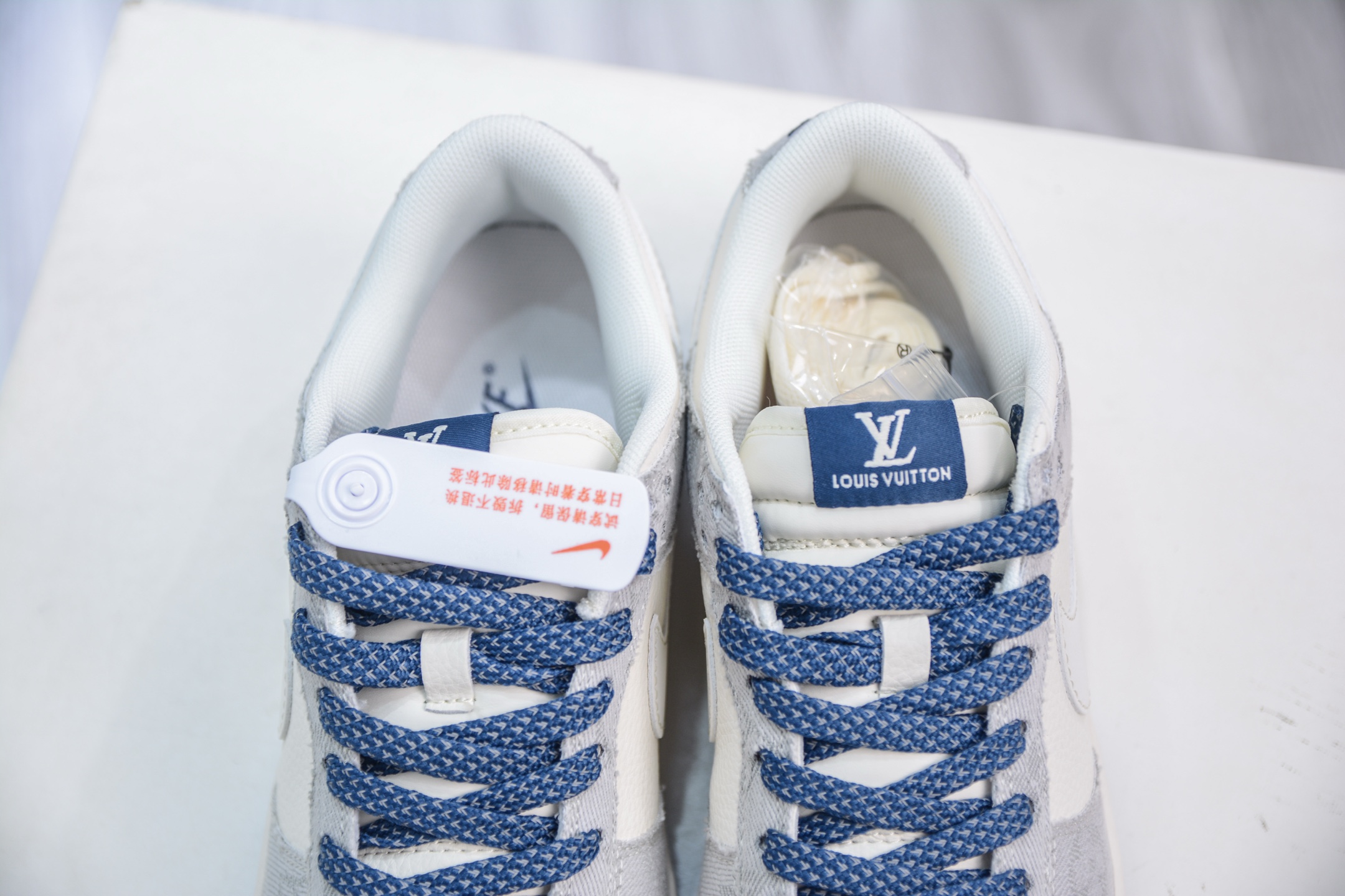 Nike SB Dunk Low x Louis Vuitton LV联名-米灰牛仔布 JP1628-017-莆田鞋,莆田鞋货源,高仿鞋,高仿鞋货源,安福档口,莆田高仿鞋,莆田鞋批发,高仿鞋批发,莆田高仿运动鞋,高仿运动鞋,莆田运动鞋 Nike SB Dunk Low x Louis Vuitton LV联名-米灰牛仔布 JP1628-017